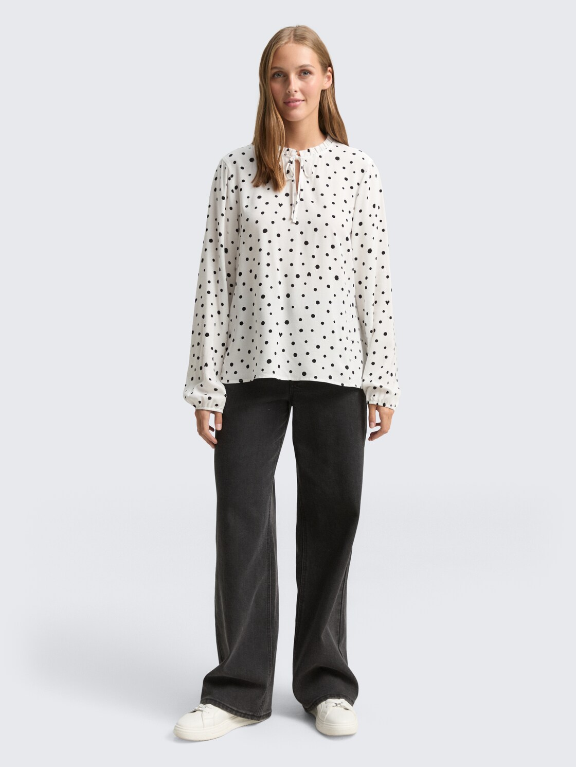 Bluse mit Punktmuster - small offwhite black dot print - Model-Vorderansicht