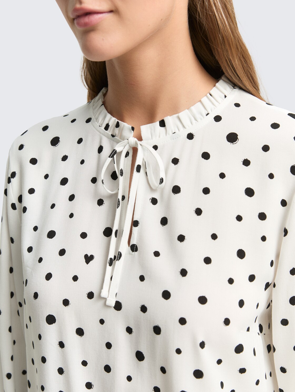 Bluse mit Punktmuster - small offwhite black dot print - Detail-Model-Ansicht