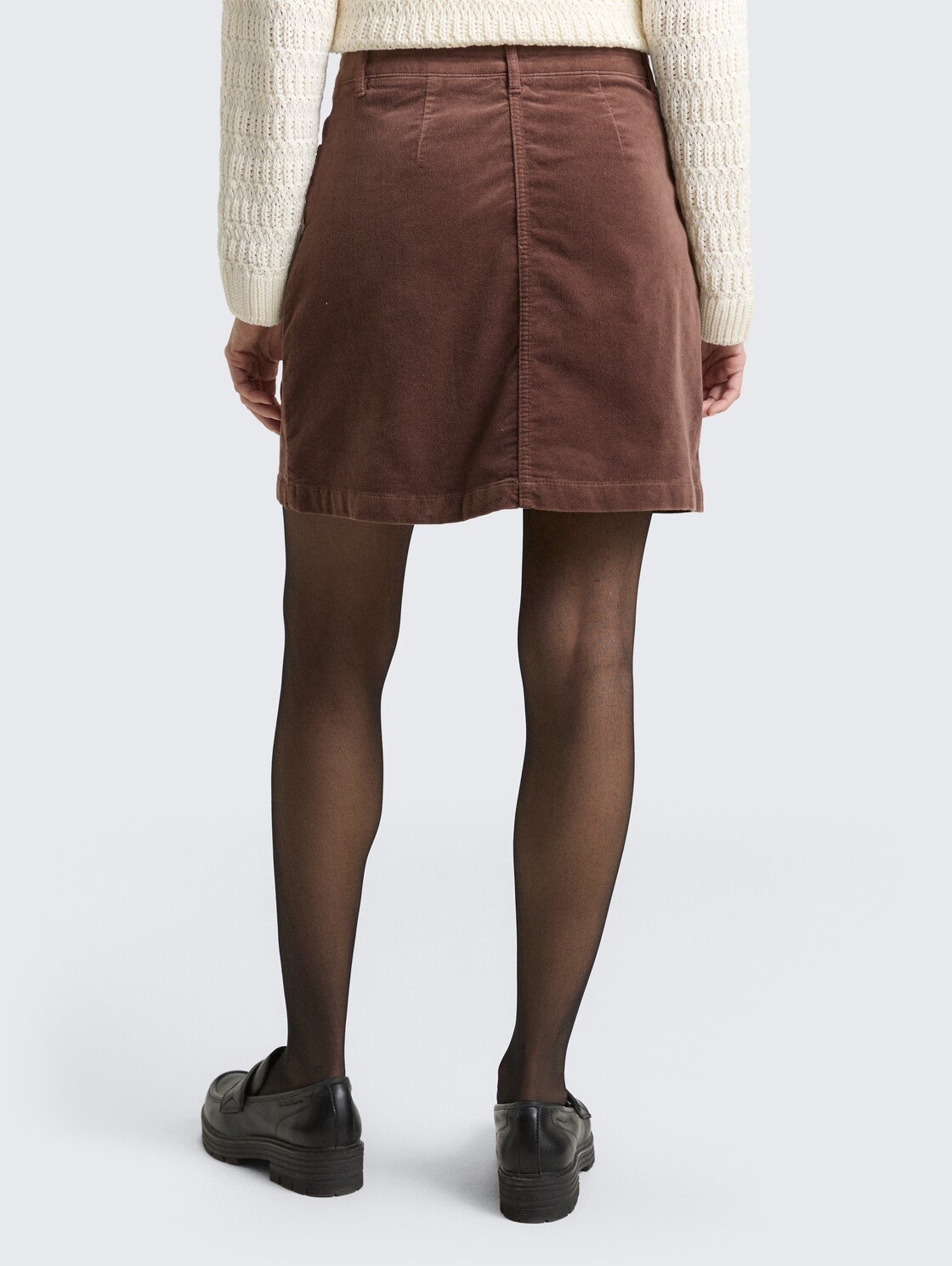 Mini-Rock aus Samt mit Knopfleiste - soft chocolate brown - Auschnitt Model-Rückansicht