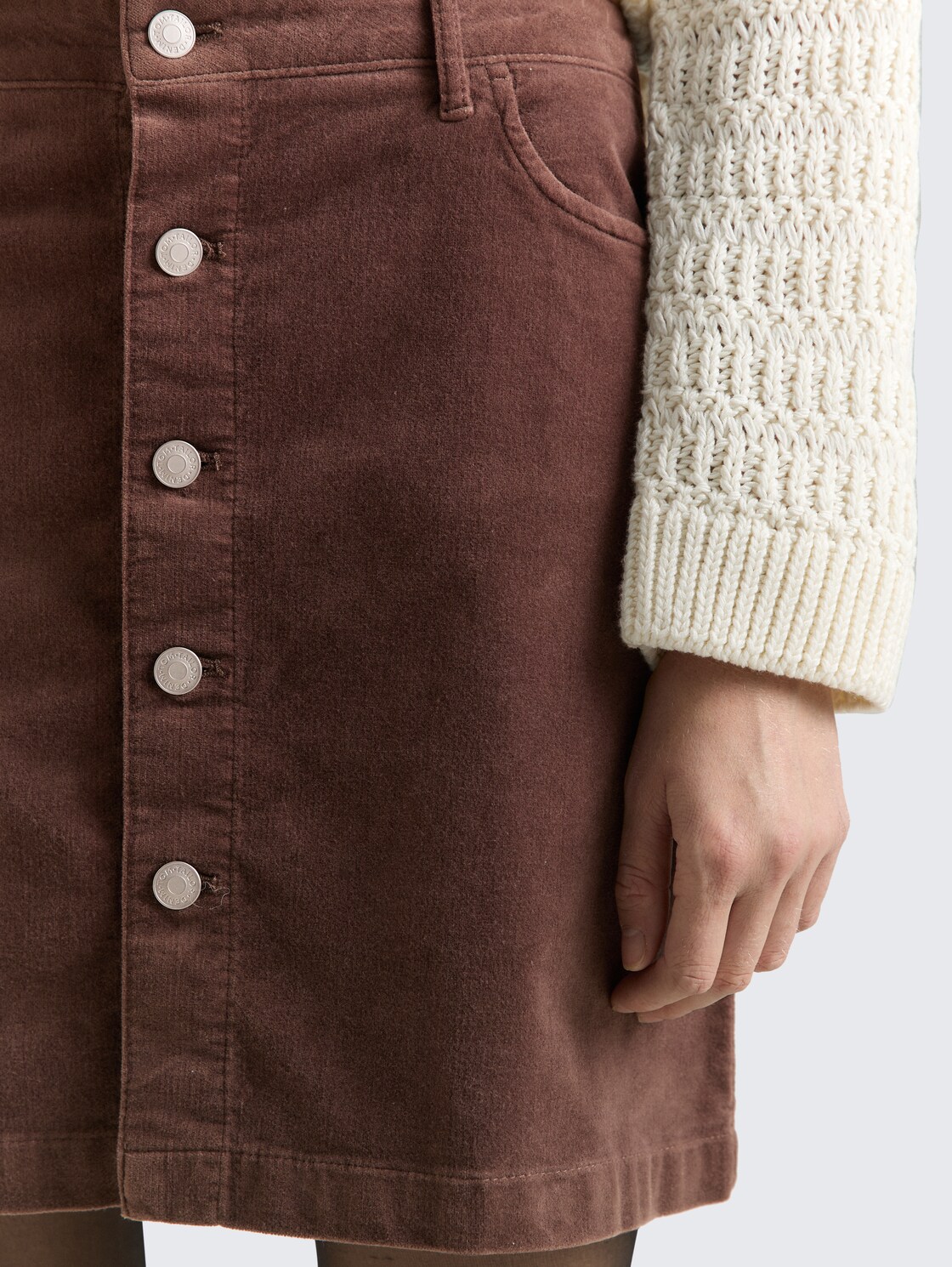 Mini-Rock aus Samt mit Knopfleiste - soft chocolate brown - Detail-Model-Ansicht