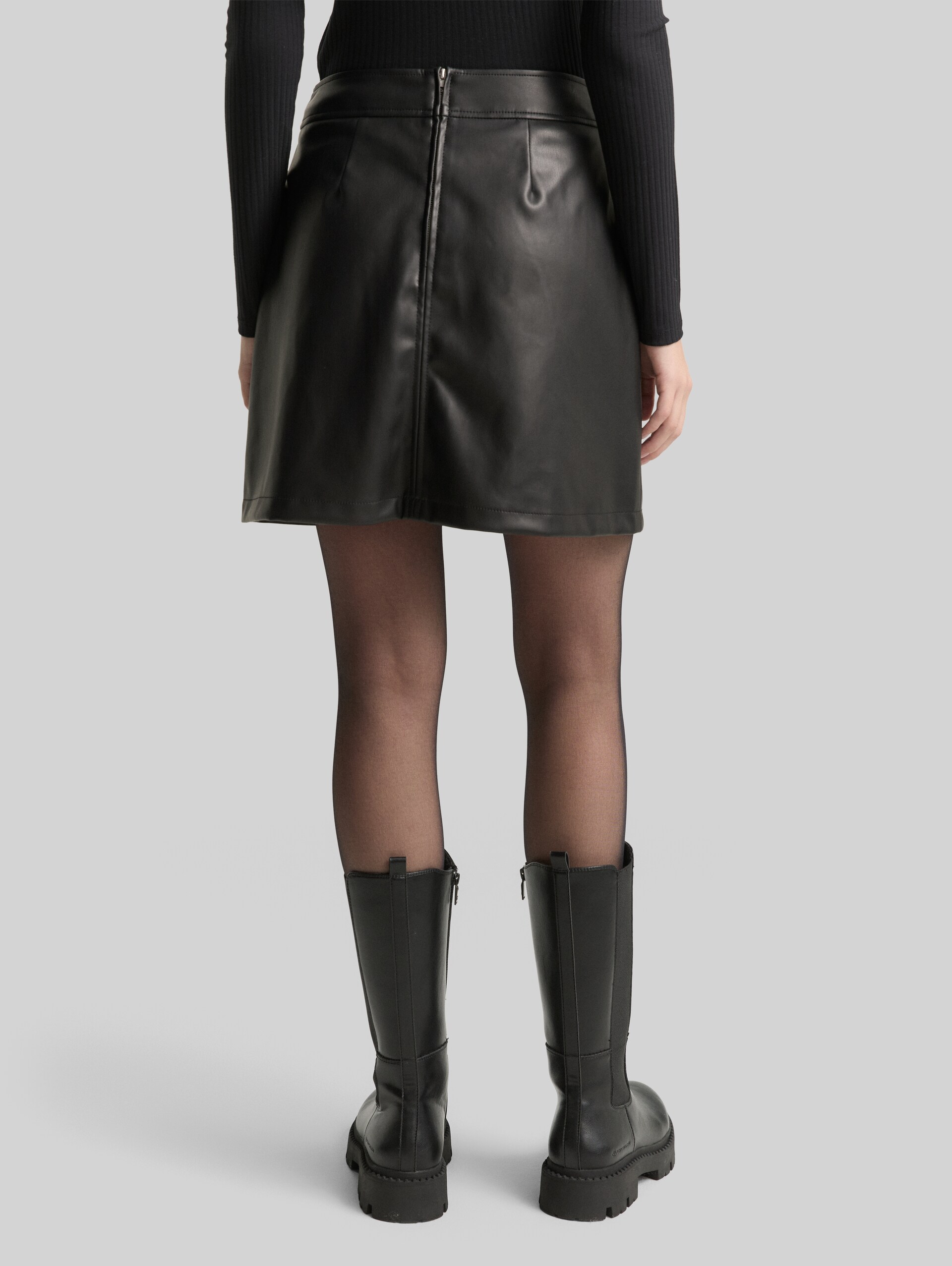Minirok in leerlook - deep black - Neklijn model-achteraanzicht