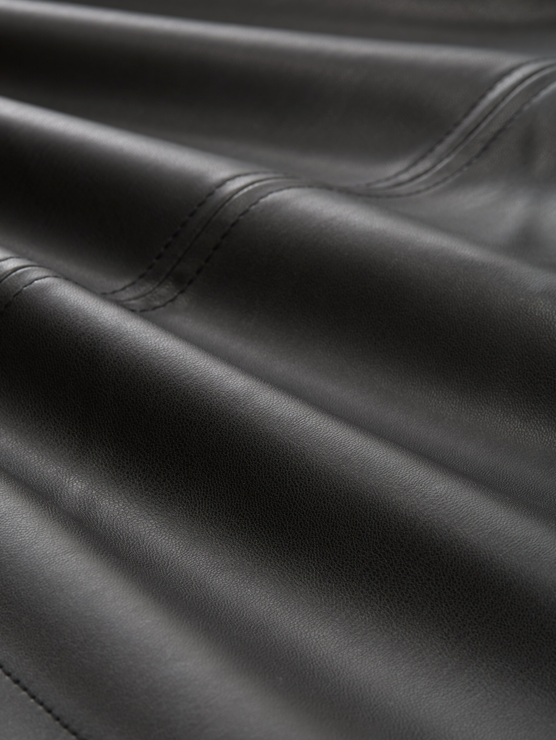 Minirok in leerlook - deep black - Materiaalweergave