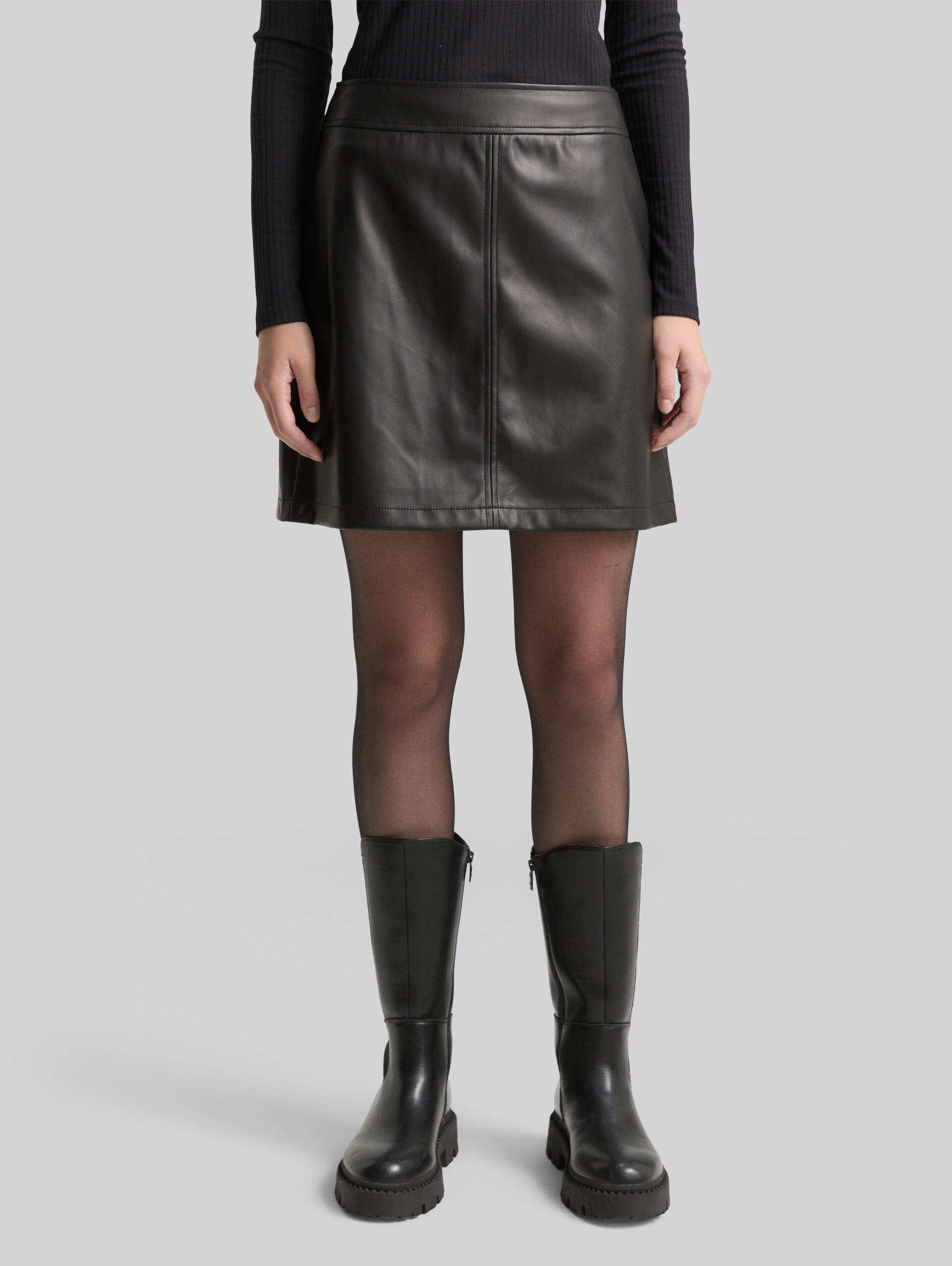 Minirok in leerlook - deep black - Nek model vooraanzicht