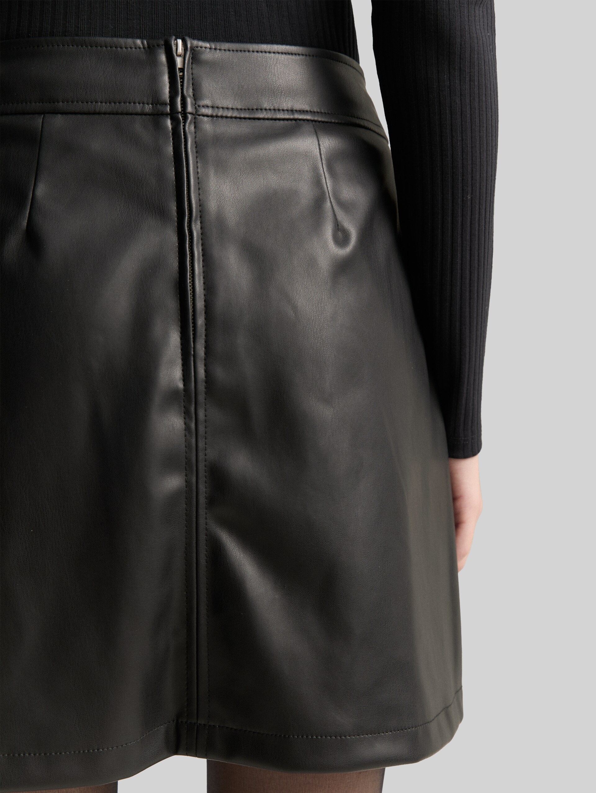 Minirok in leerlook - deep black - Detailaanzicht model