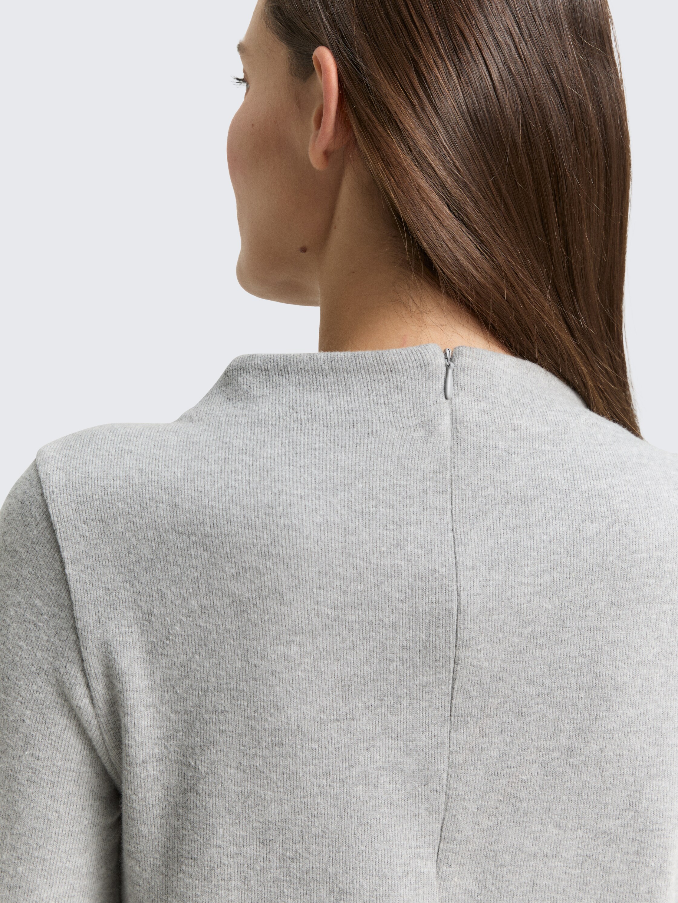 Comfortabele jurk met opstaande kraag - medium silver grey melange - Detailaanzicht model