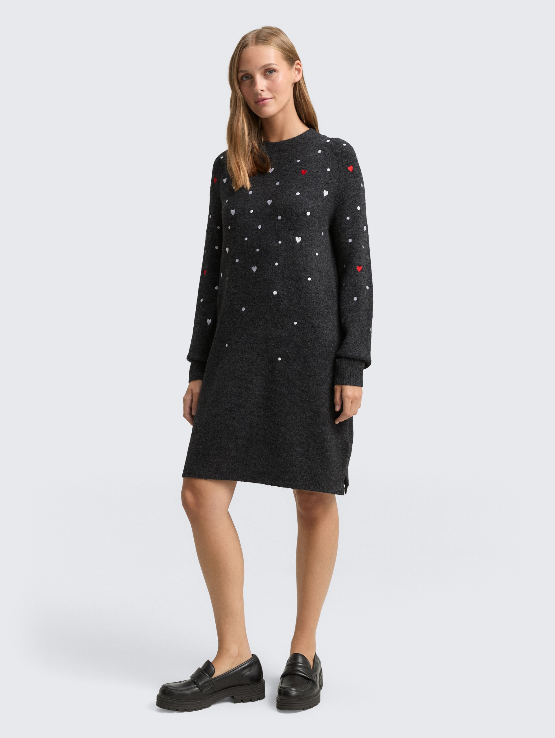Mini-Kleid mit Herz-Stickerei - grey white dots and hearts - seitliche Model-Ansicht