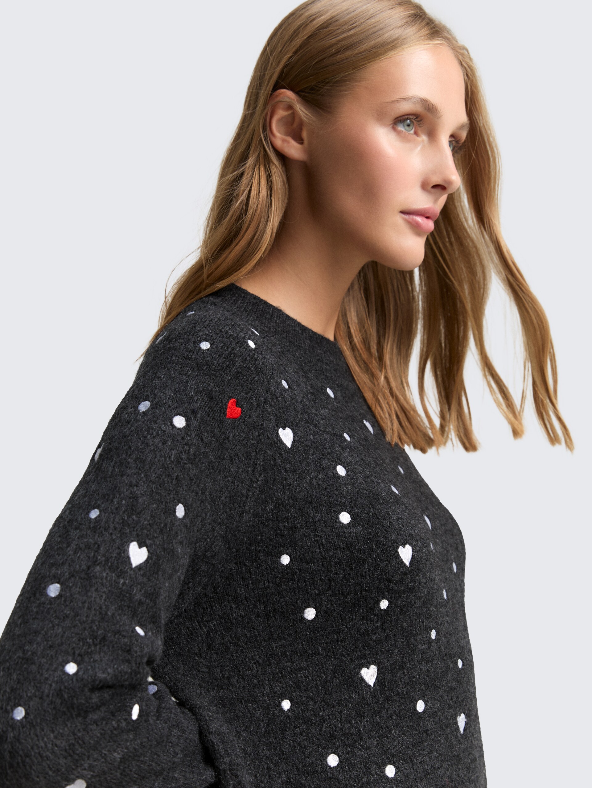 Mini-Kleid mit Herz-Stickerei - grey white dots and hearts - Detail-Model-Ansicht