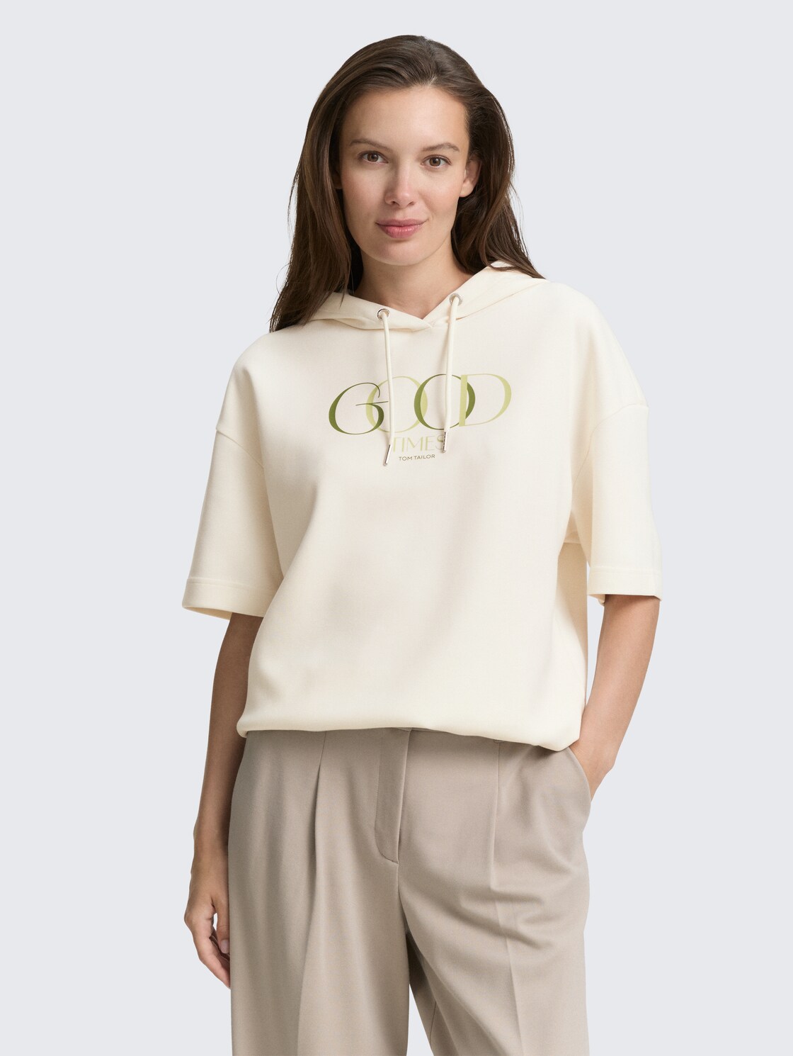 Hoodie Sweatshirt aus Scuba - Whisper White - Ausschnitt Model-Vorderansicht