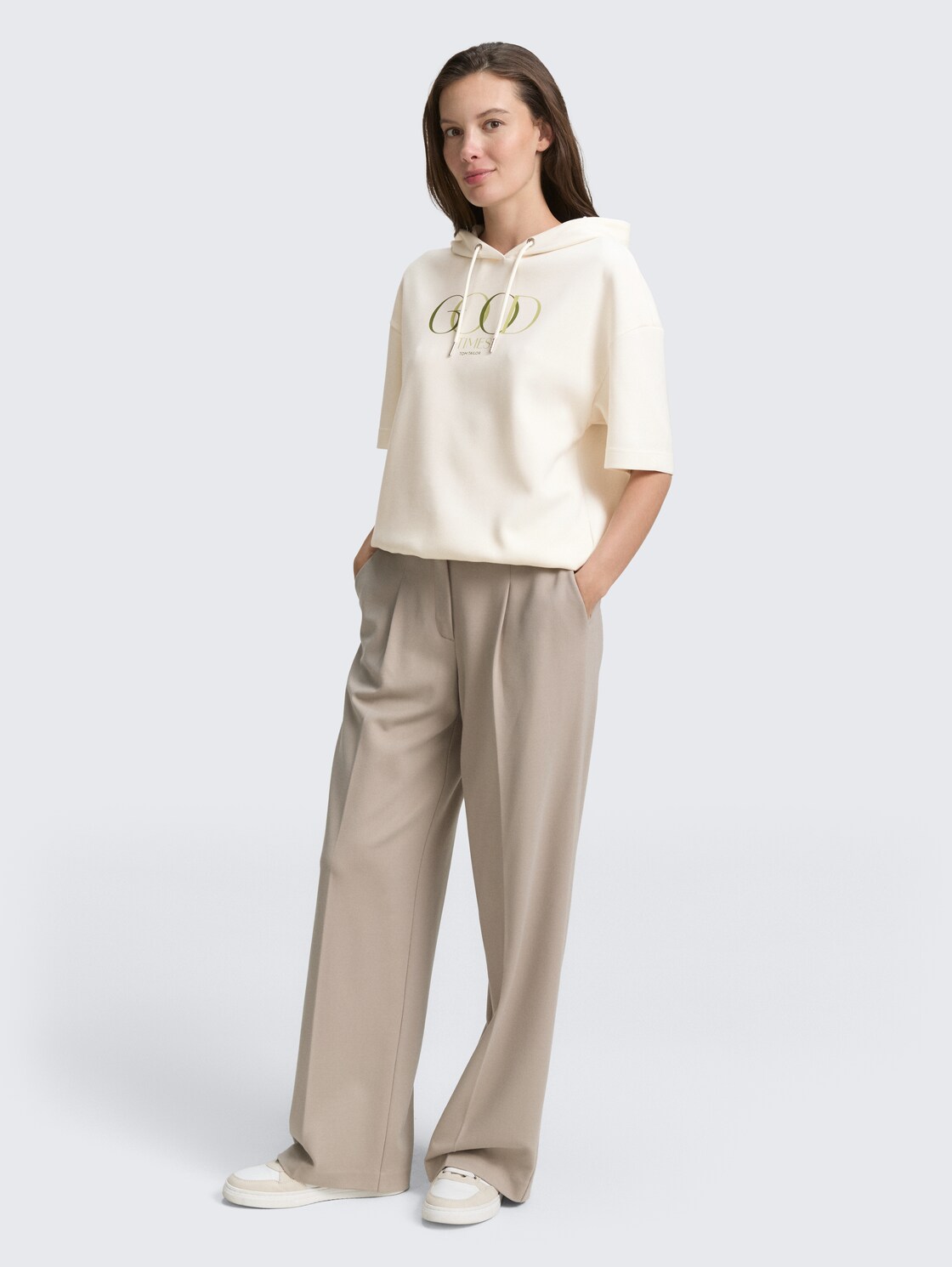 Hoodie Sweatshirt aus Scuba - Whisper White - Model-Vorderansicht