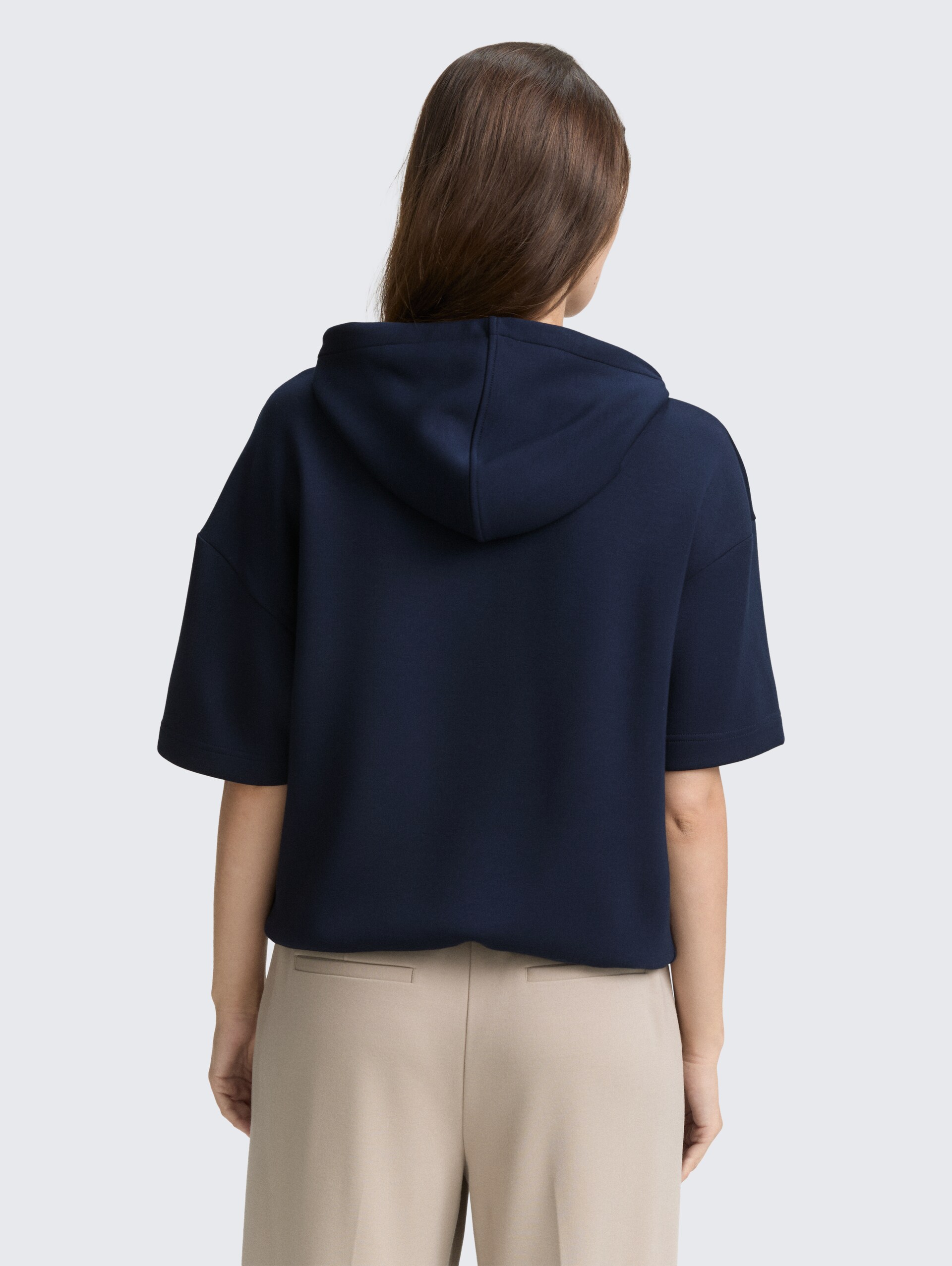 Hoodie Sweatshirt aus Scuba - sky captain blue - Auschnitt Model-Rückansicht