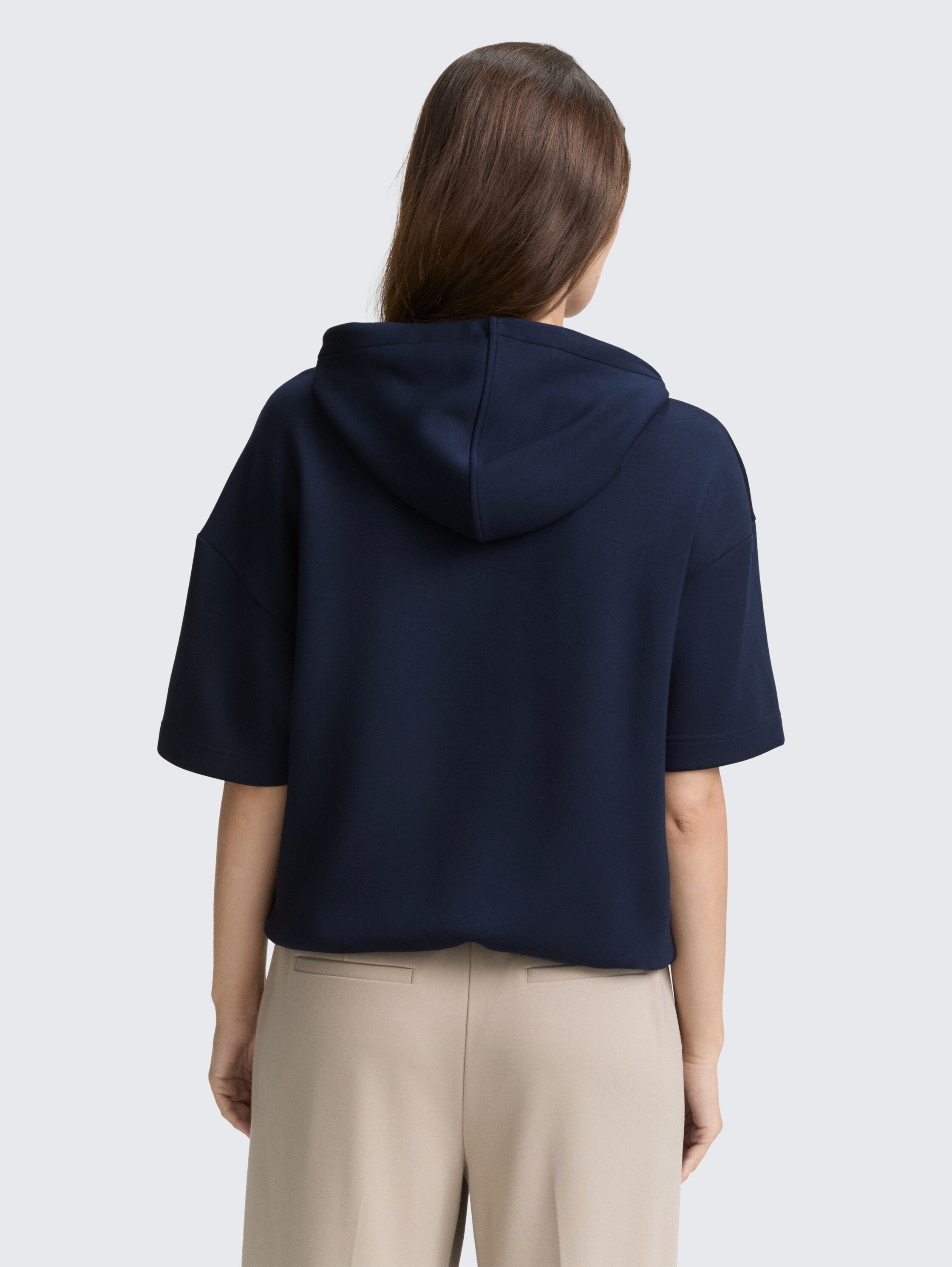 Hoodie Sweatshirt aus Scuba - sky captain blue - Auschnitt Model-Rückansicht