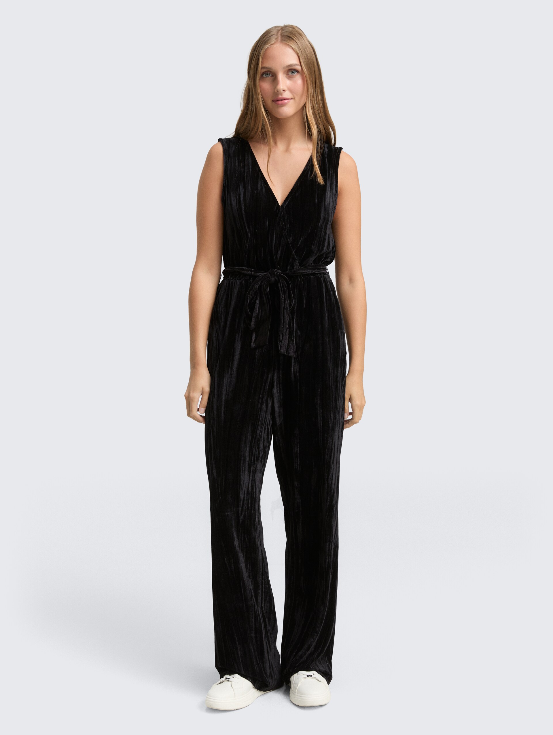 Relaxed Jumpsuit aus Samt - deep black - Model-Vorderansicht