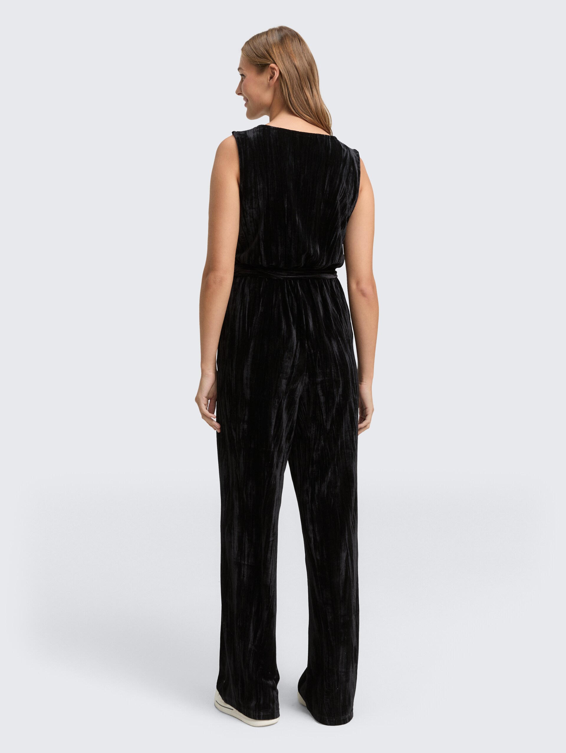Relaxed Jumpsuit aus Samt - deep black - Model-Rückansicht