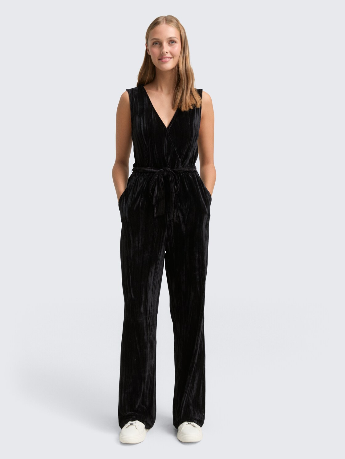 Relaxed Jumpsuit aus Samt - deep black - seitliche Model-Ansicht