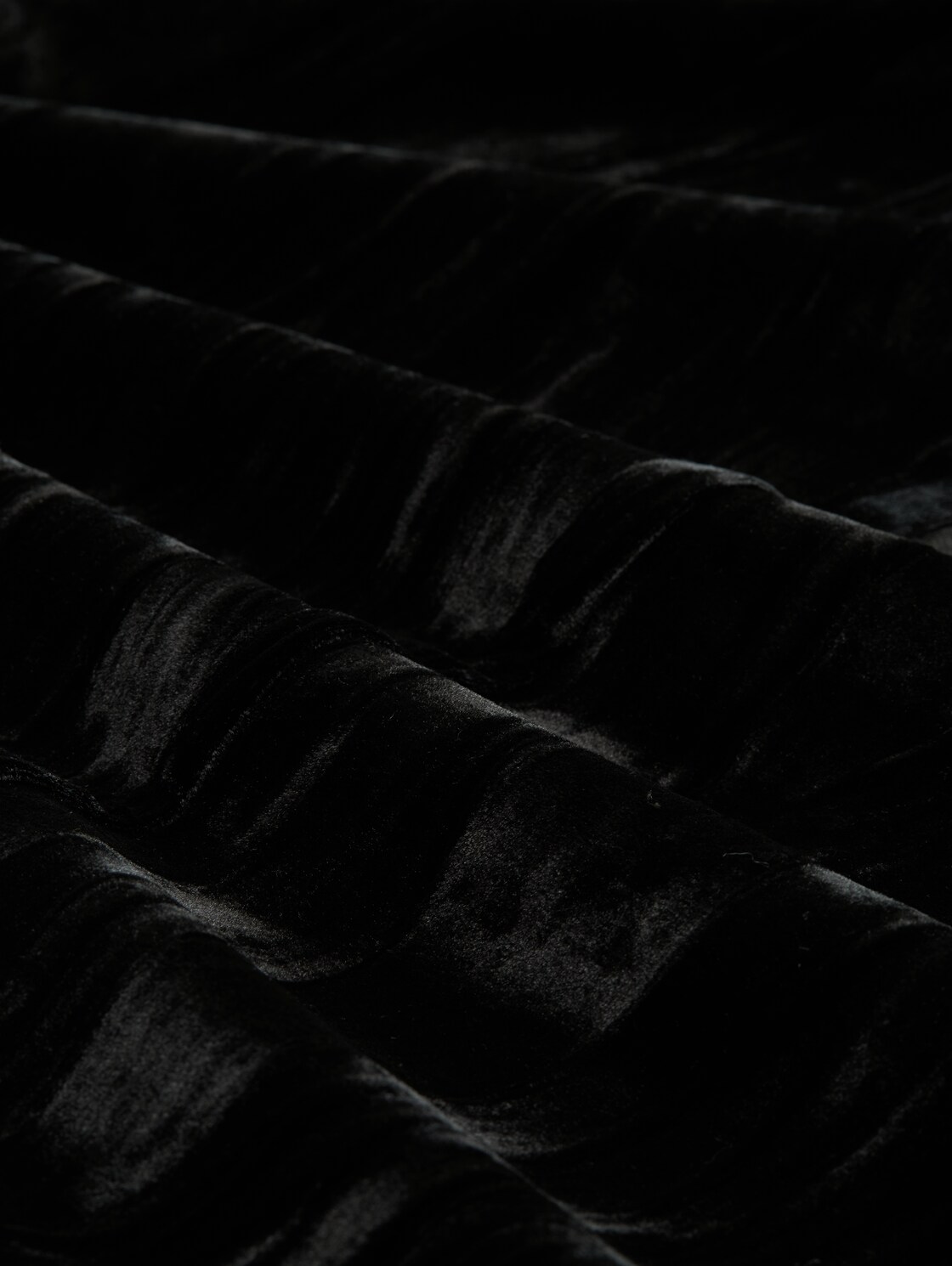 Relaxed Jumpsuit aus Samt - deep black - Material-Ansicht