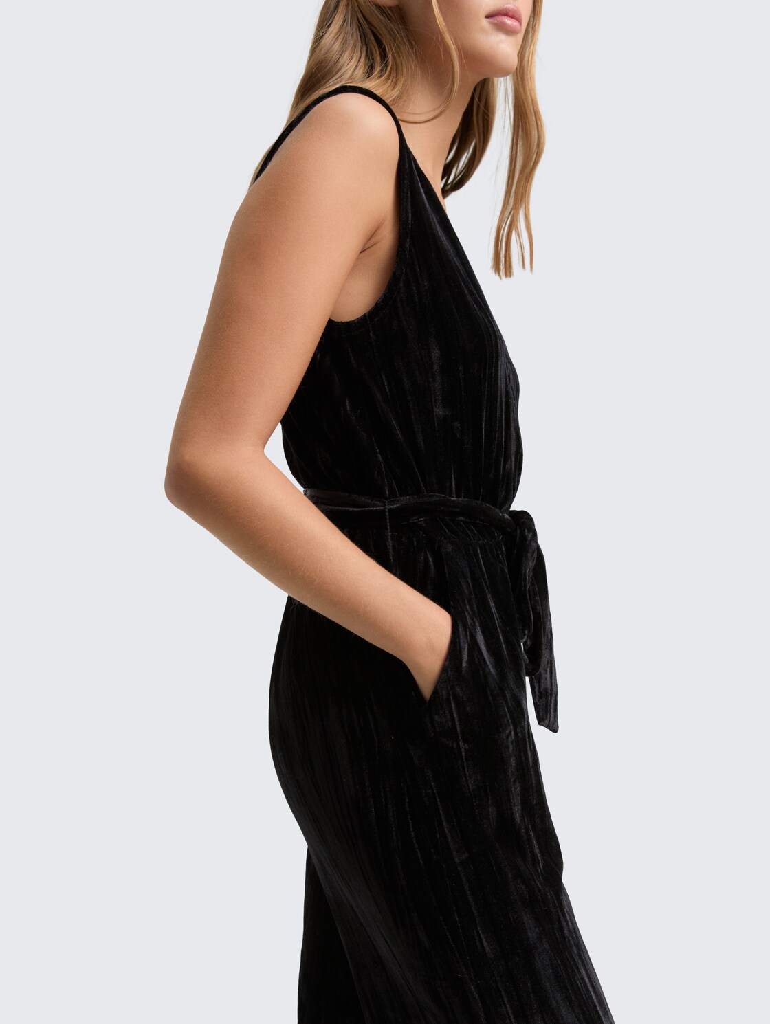Relaxed Jumpsuit aus Samt - deep black - Detail-Model-Ansicht