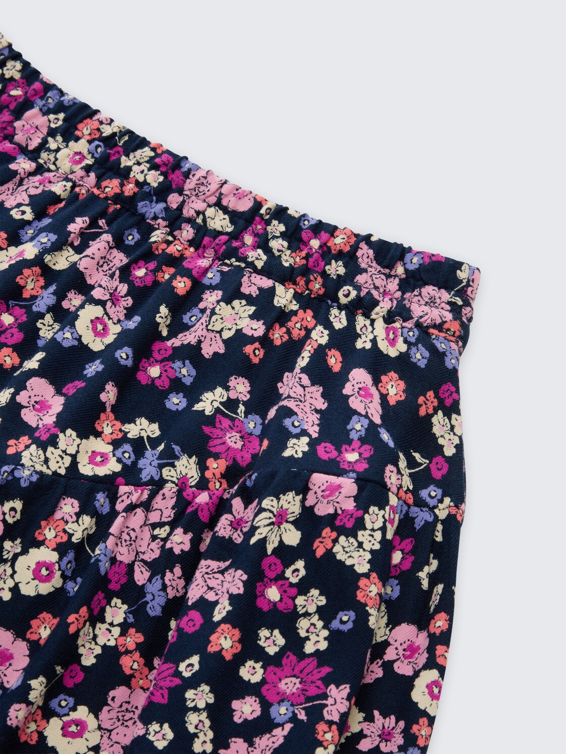 Mini-Rock mit Blumenmuster - blue multicolor flower print - Detail-Model-Ansicht