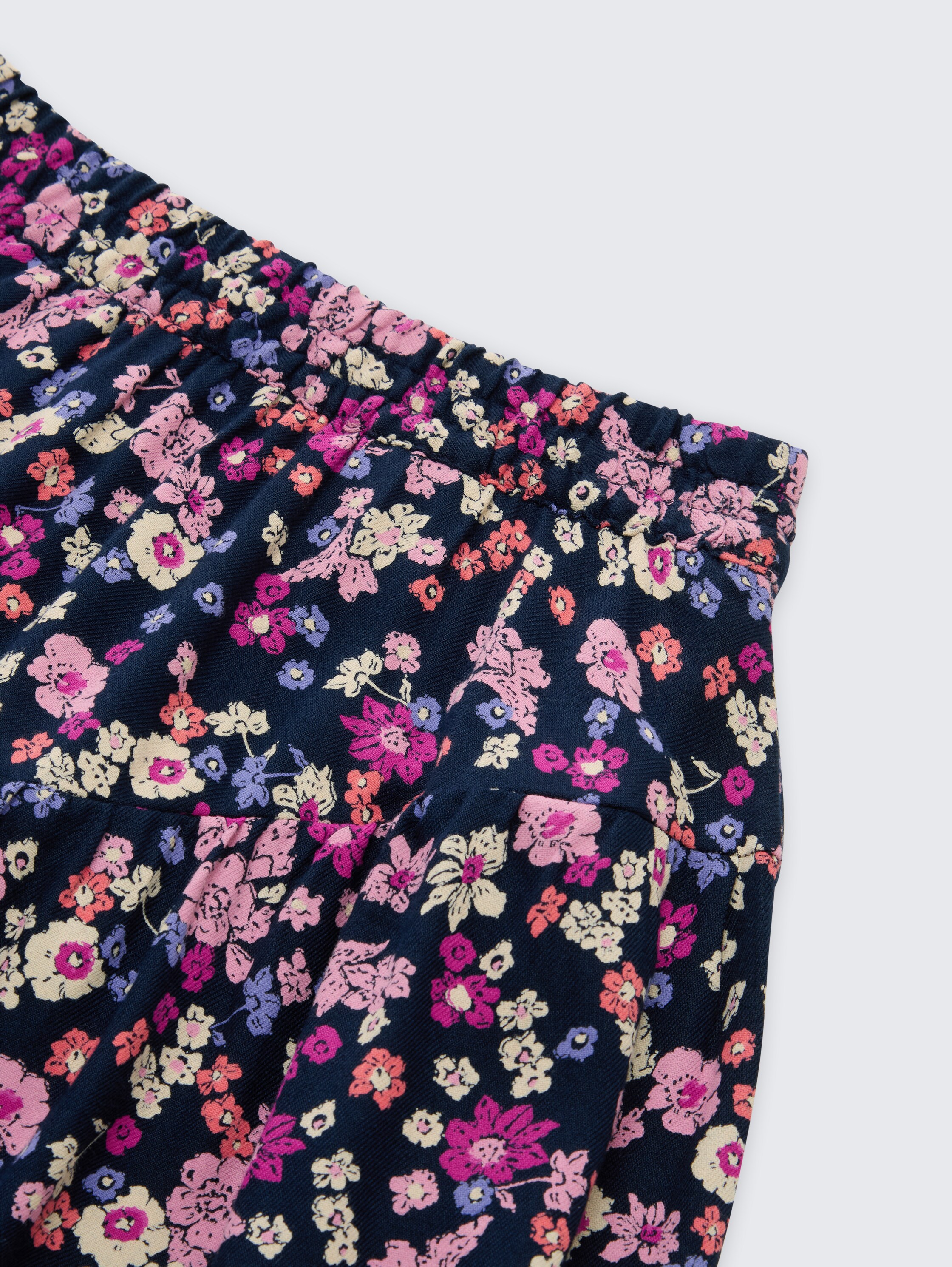 Minirok met bloemenpatroon - blue multicolor flower print - Detailaanzicht model