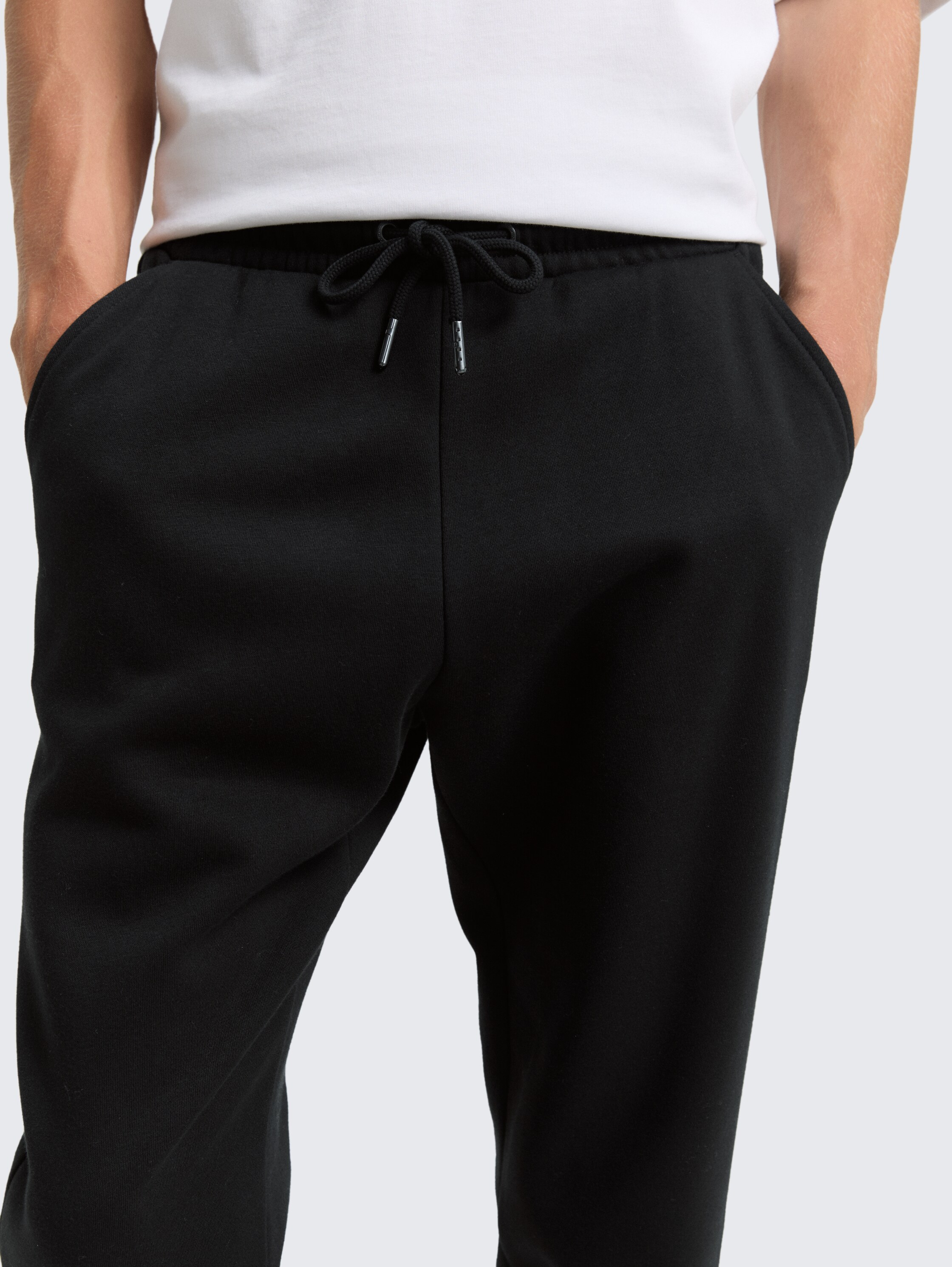 Jogginghose mit Kordelzug - Black - Detail-Model-Ansicht