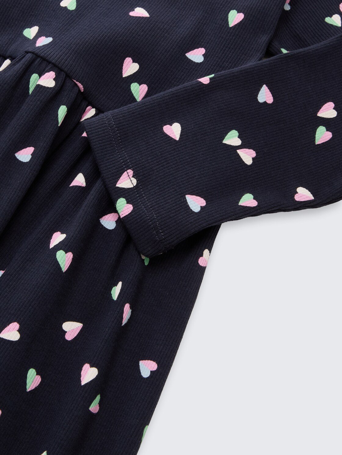 Mini-Kleid mit Allover-Print - mini heart design - Detail-Model-Ansicht