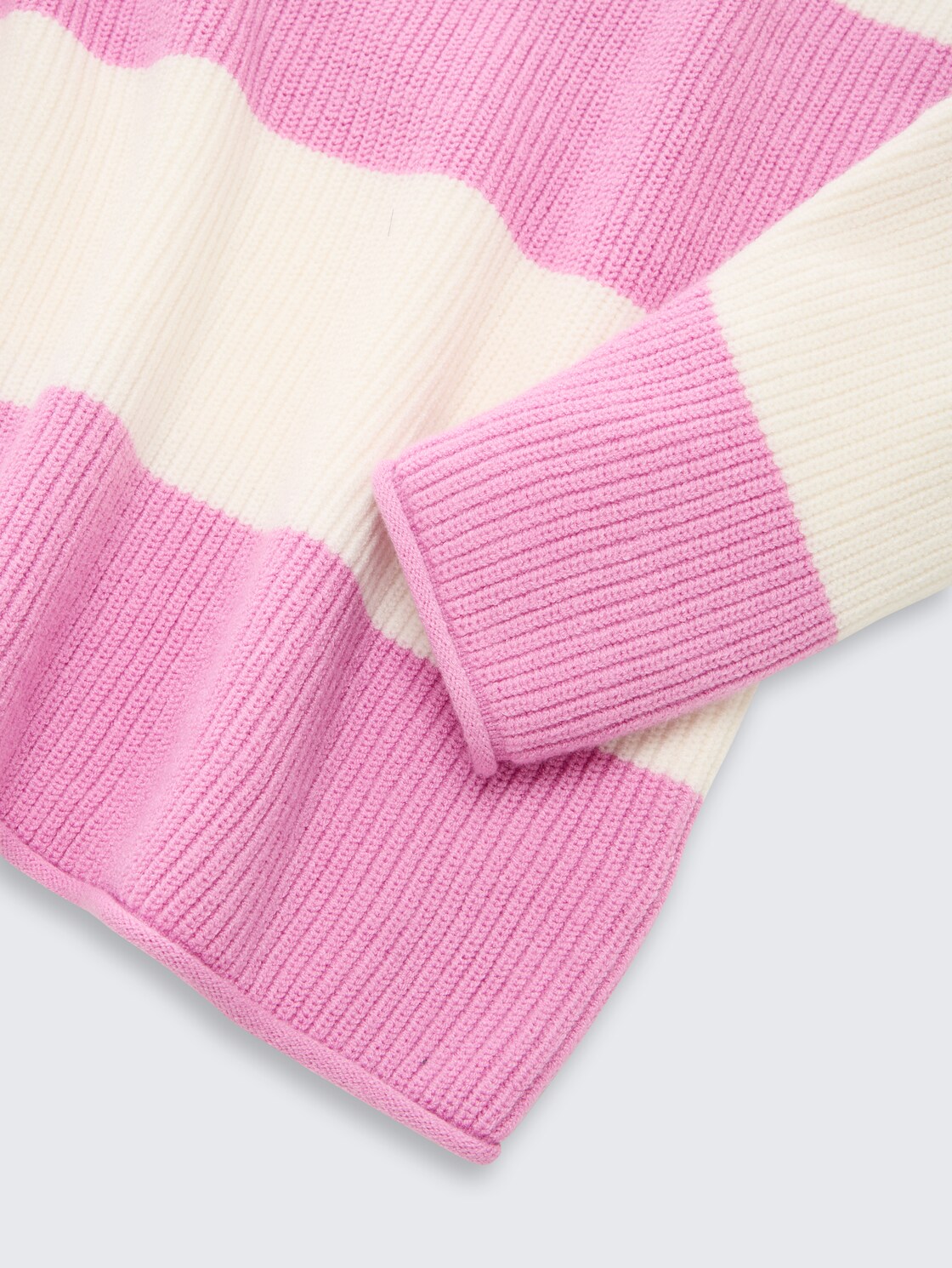 Cropped Strickpullover - pink ecru block stripe - Detail-Model-Ansicht