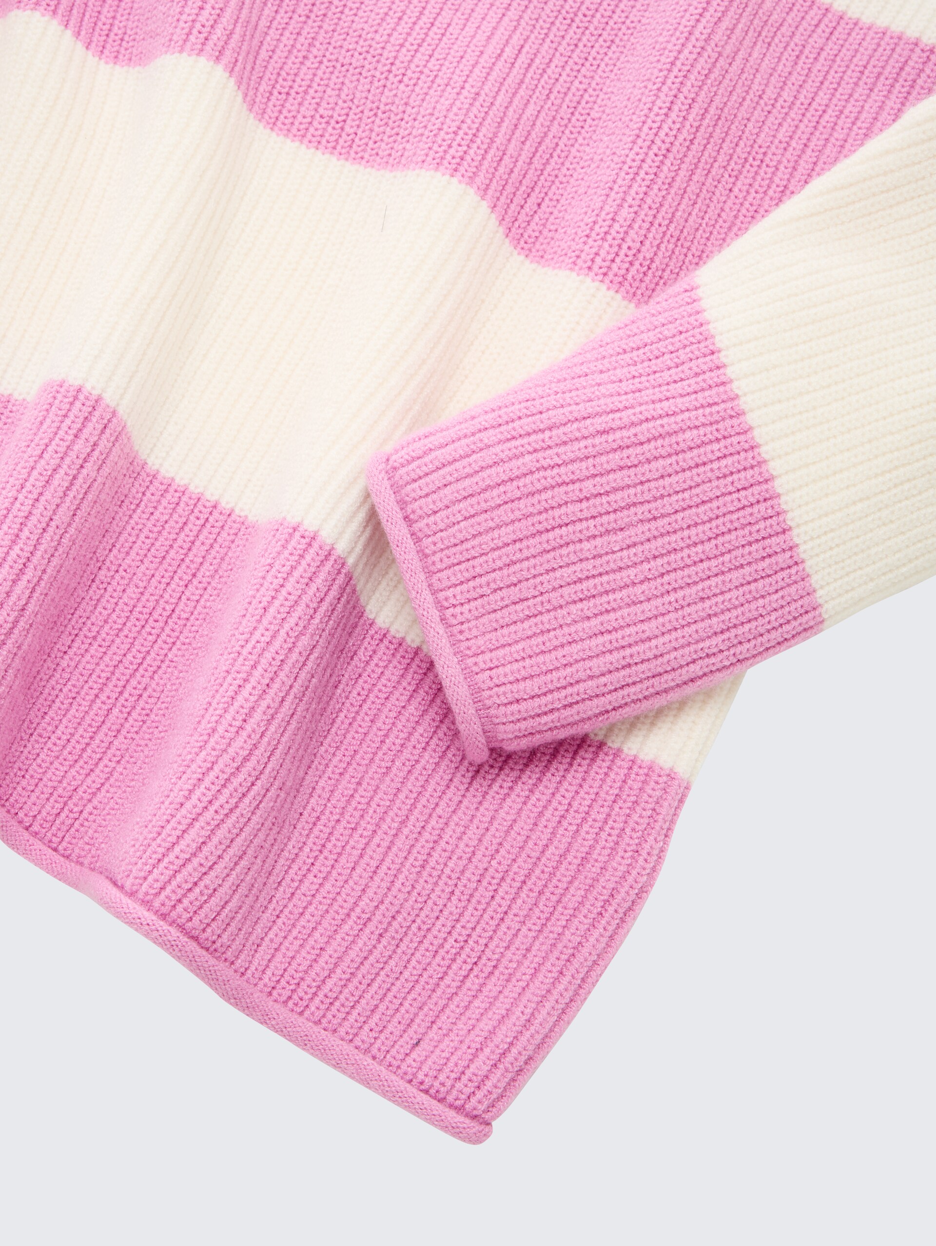 Cropped Strickpullover - pink ecru block stripe - Detail-Model-Ansicht