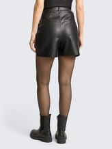 Shorts in Lederoptik - deep black - Auschnitt Model-Rückansicht