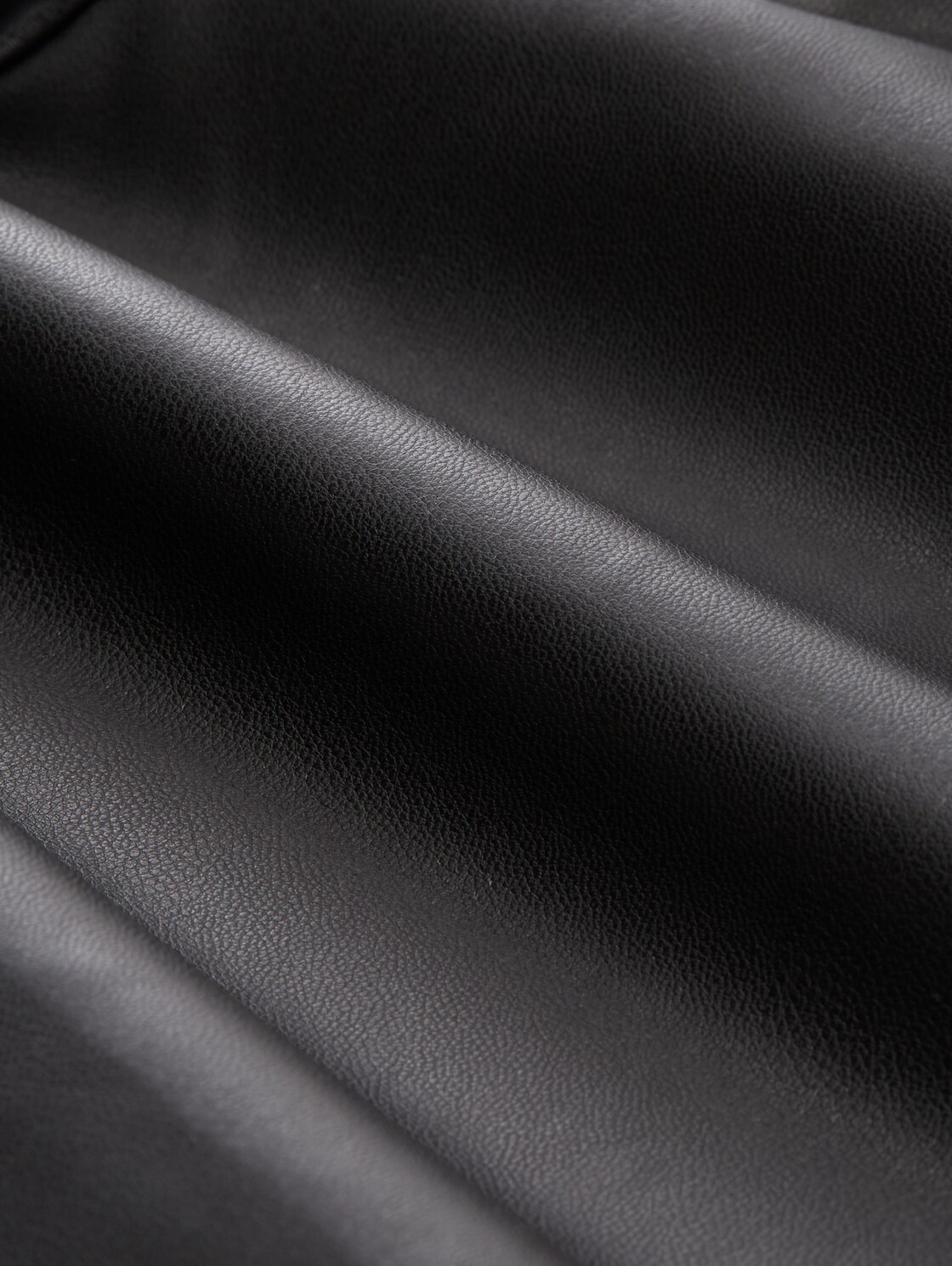 Leather-look shorts - deep black - Material view