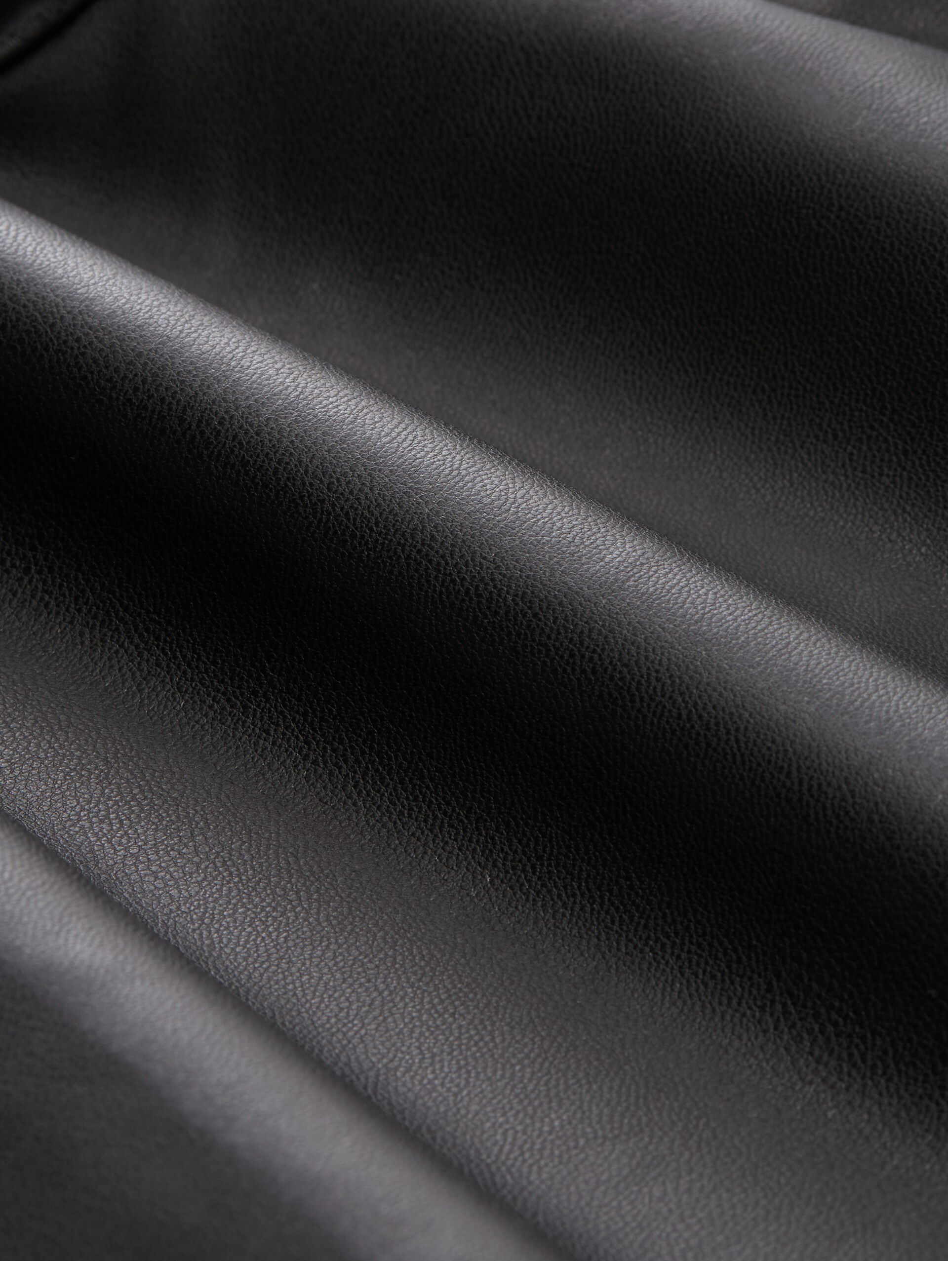 Shorts in Lederoptik - deep black - Material-Ansicht