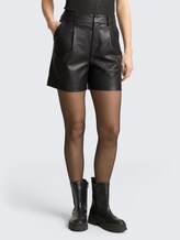 Shorts in Lederoptik - deep black - Ausschnitt Model-Vorderansicht
