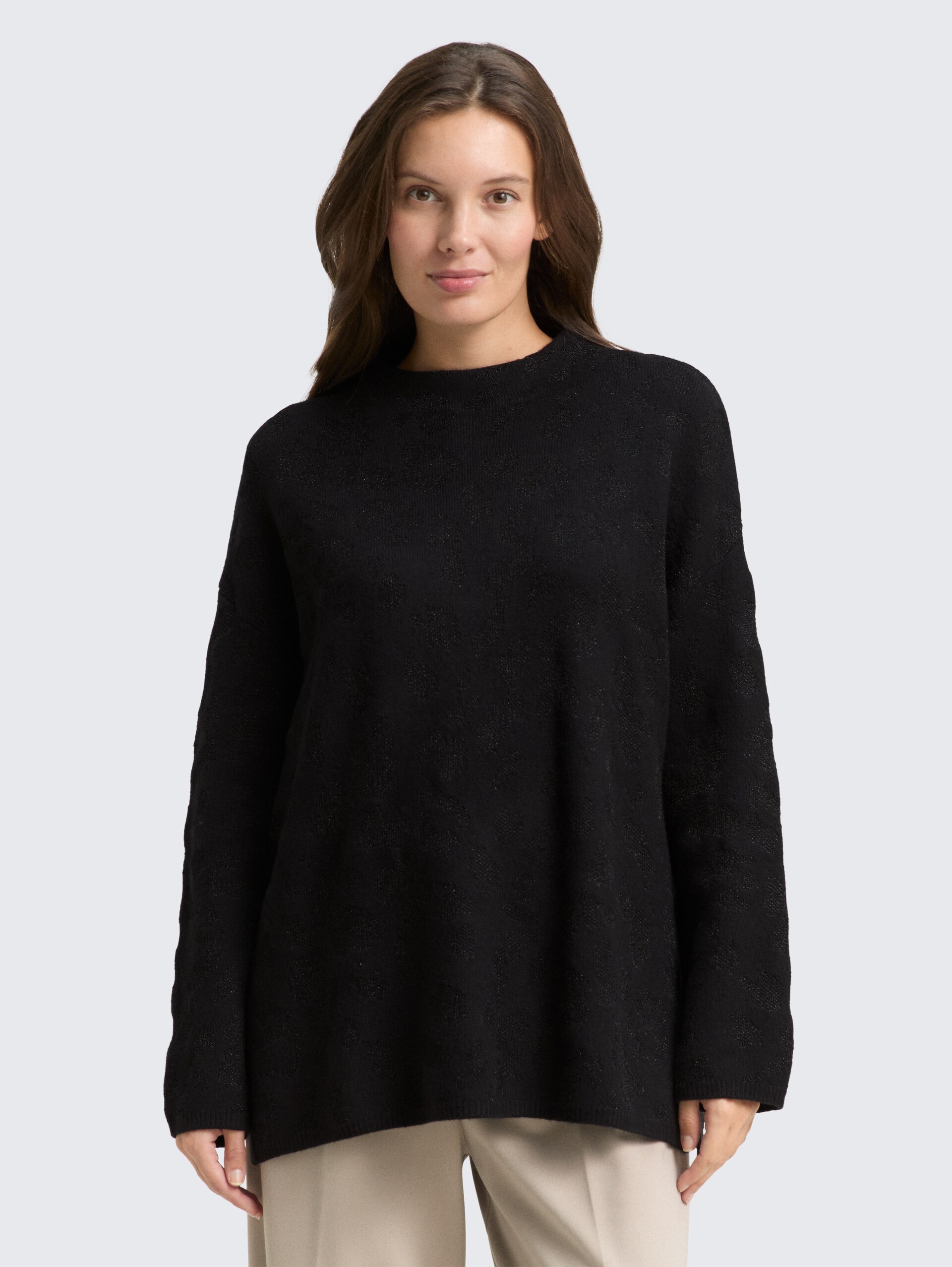 Oversize Strickpullover mit Glitzer-Effekt - black lurex knit - Ausschnitt Model-Vorderansicht