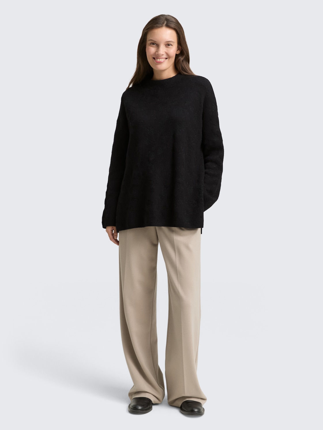 Oversize Strickpullover mit Glitzer-Effekt - black lurex knit - Model-Vorderansicht