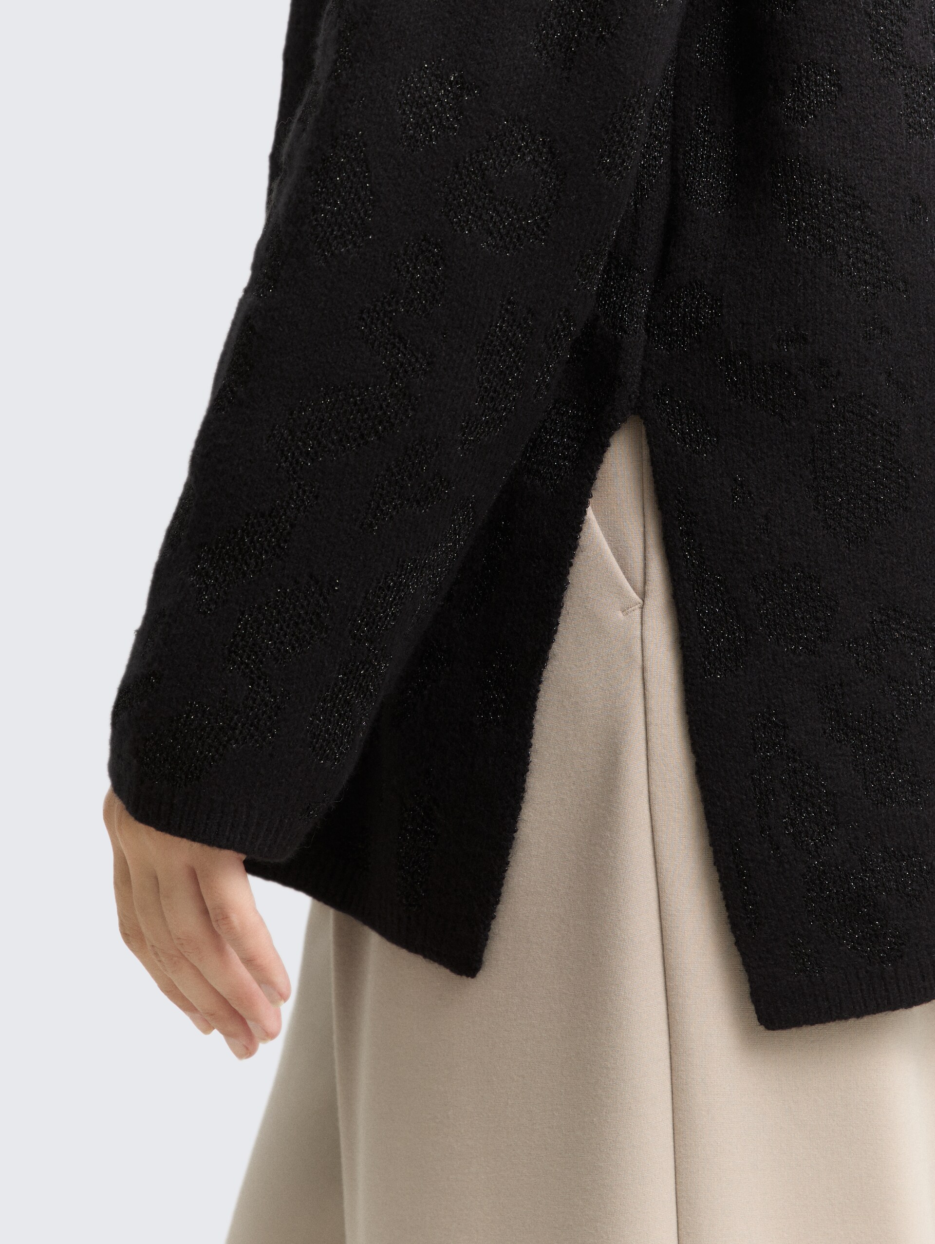 Oversize Strickpullover mit Glitzer-Effekt - black lurex knit - Detail-Model-Ansicht
