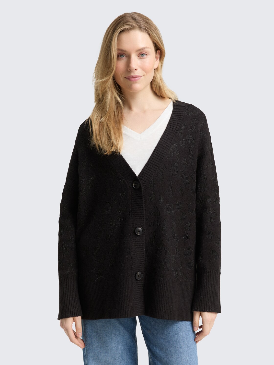 Oversize Cardigan mit Glitzer-Effekt - black lurex knit - Ausschnitt Model-Vorderansicht