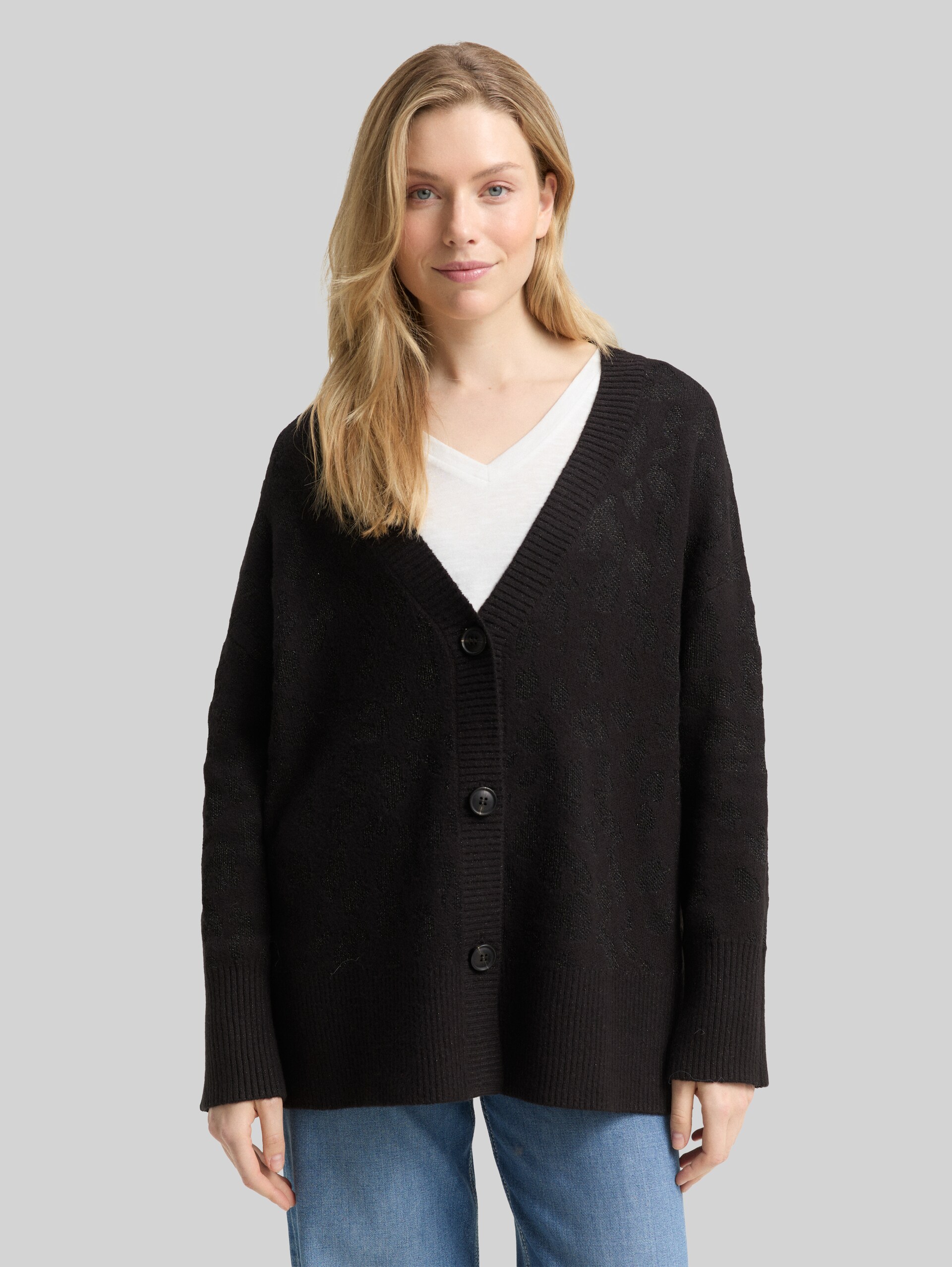Oversize Cardigan mit Glitzer-Effekt - black lurex knit - Ausschnitt Model-Vorderansicht
