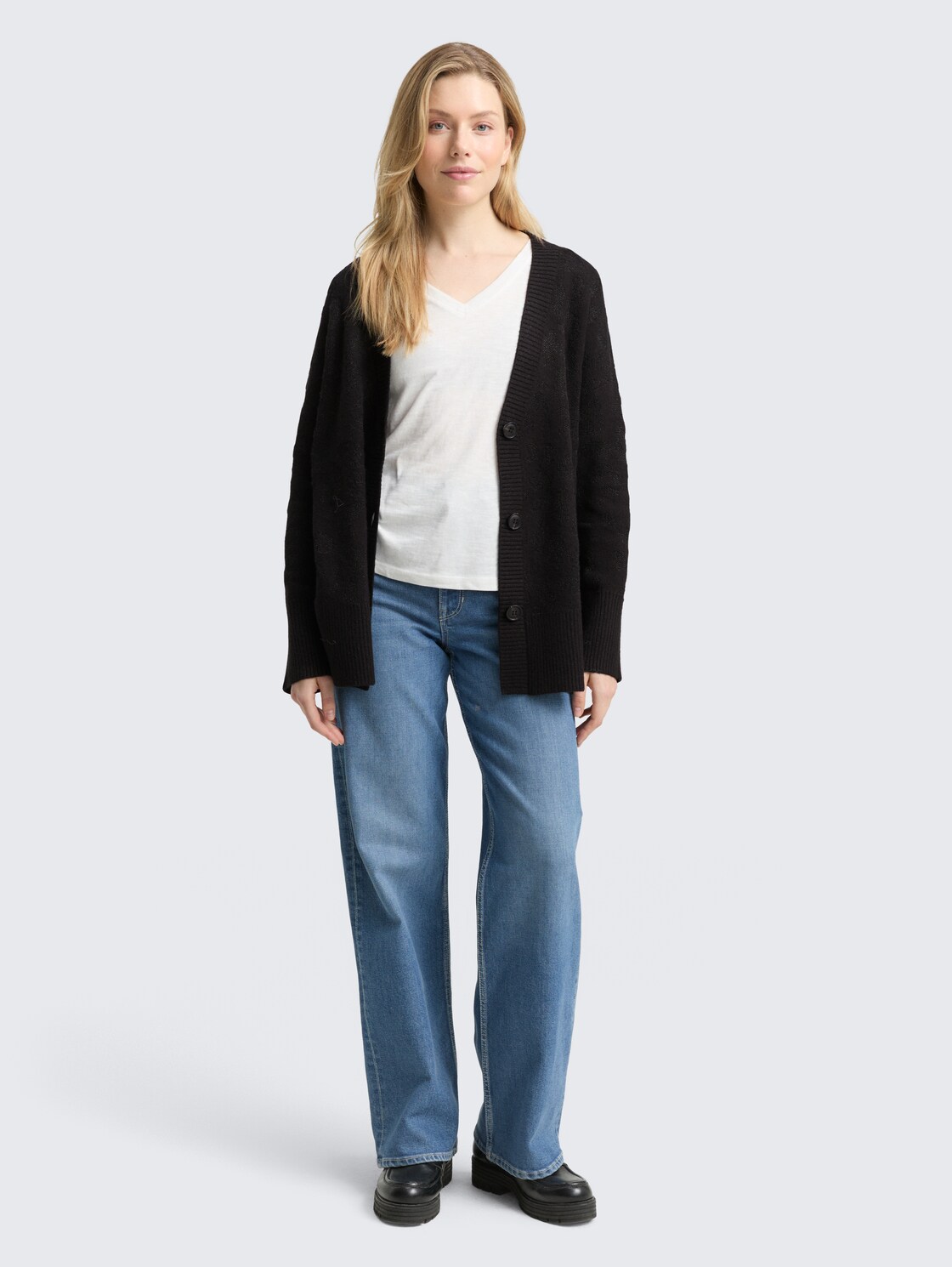 Oversize Cardigan mit Glitzer-Effekt - black lurex knit - Model-Vorderansicht