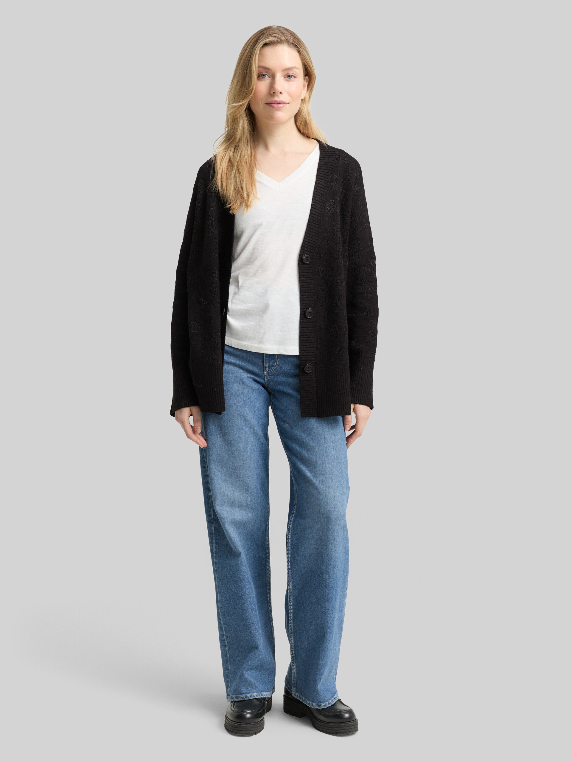 Oversize Cardigan mit Glitzer-Effekt - black lurex knit - Model-Vorderansicht