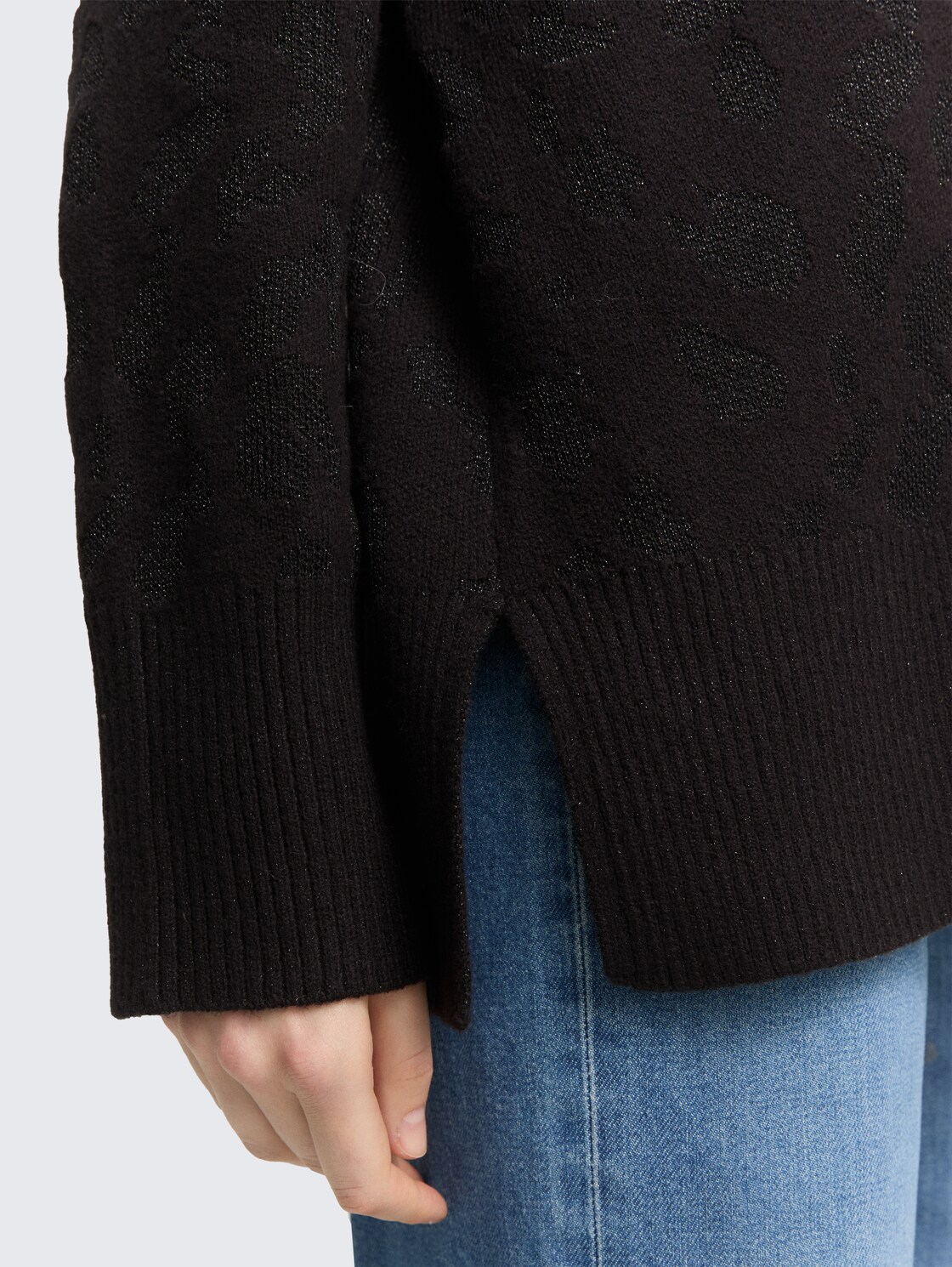 Oversize Cardigan mit Glitzer-Effekt - black lurex knit - Detail-Model-Ansicht
