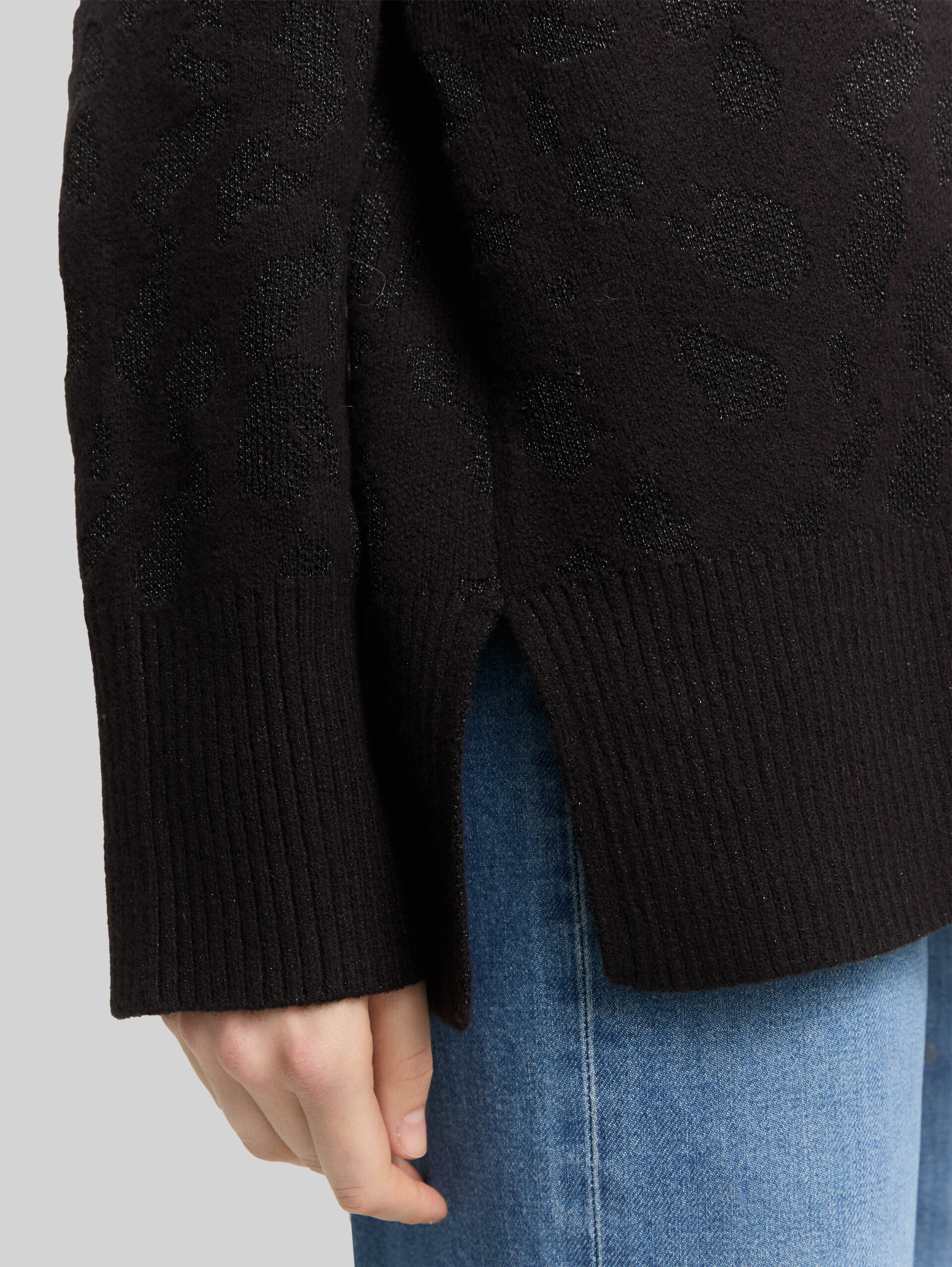 Oversize Cardigan mit Glitzer-Effekt - black lurex knit - Detail-Model-Ansicht