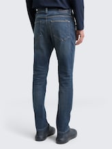 Jean Josh Regular Slim comportant du coton recyclé - dark stone blue grey denim - Découpe Vue arrière du modèle