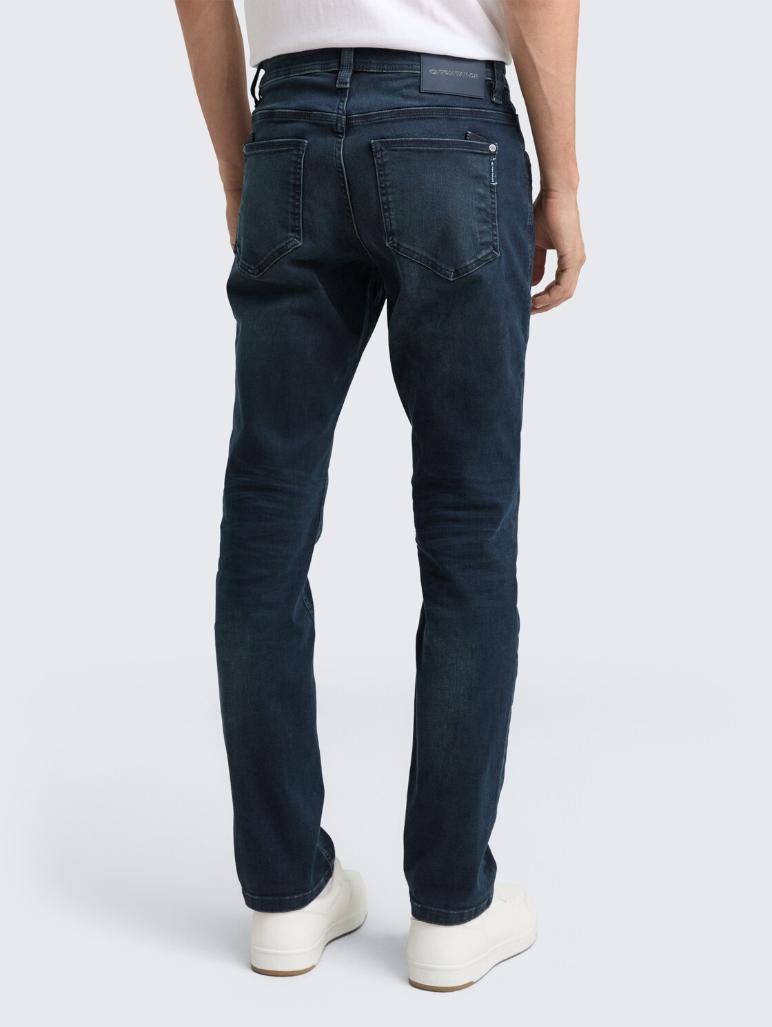 TTJOSH Regular Slim Jeans - blue black denim - Auschnitt Model-Rückansicht