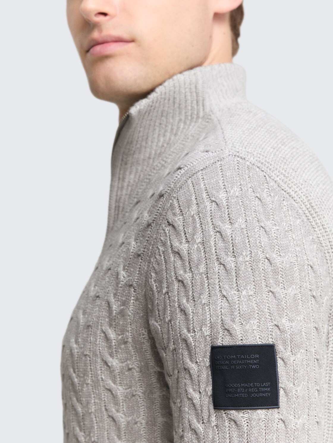 Troyer Strickpullover mit Zopfmuster - grey offwhite plated - Detail-Model-Ansicht