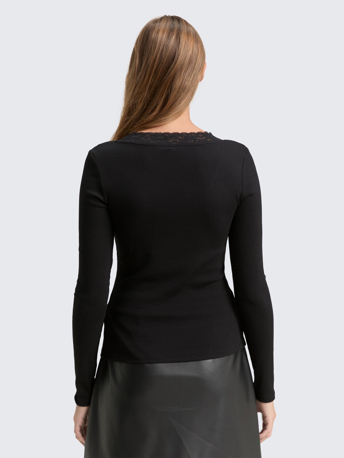 Slim Fit Langarmshirt mit Spitzen-Detail - deep black - Auschnitt Model-Rückansicht