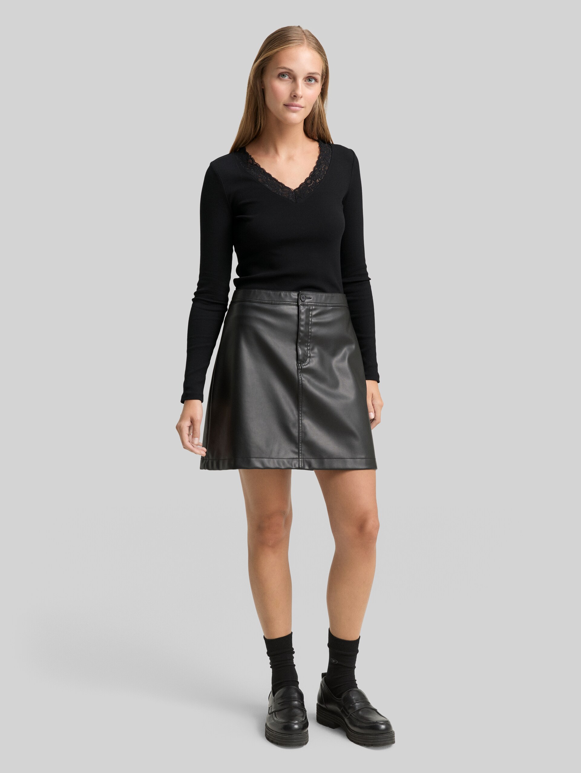 Slim fit long-sleeved shirt with lace detail - deep black - Model front view