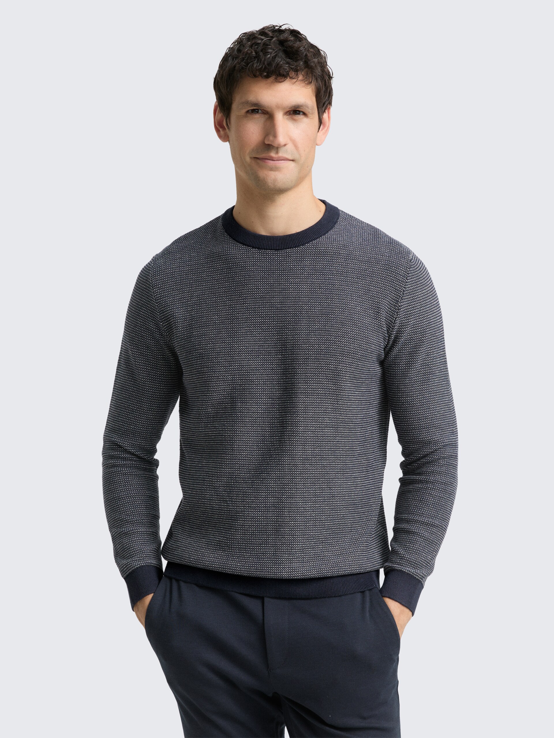 Strickpullover aus Baumwolle - navy offwhite dot stripe - Ausschnitt Model-Vorderansicht