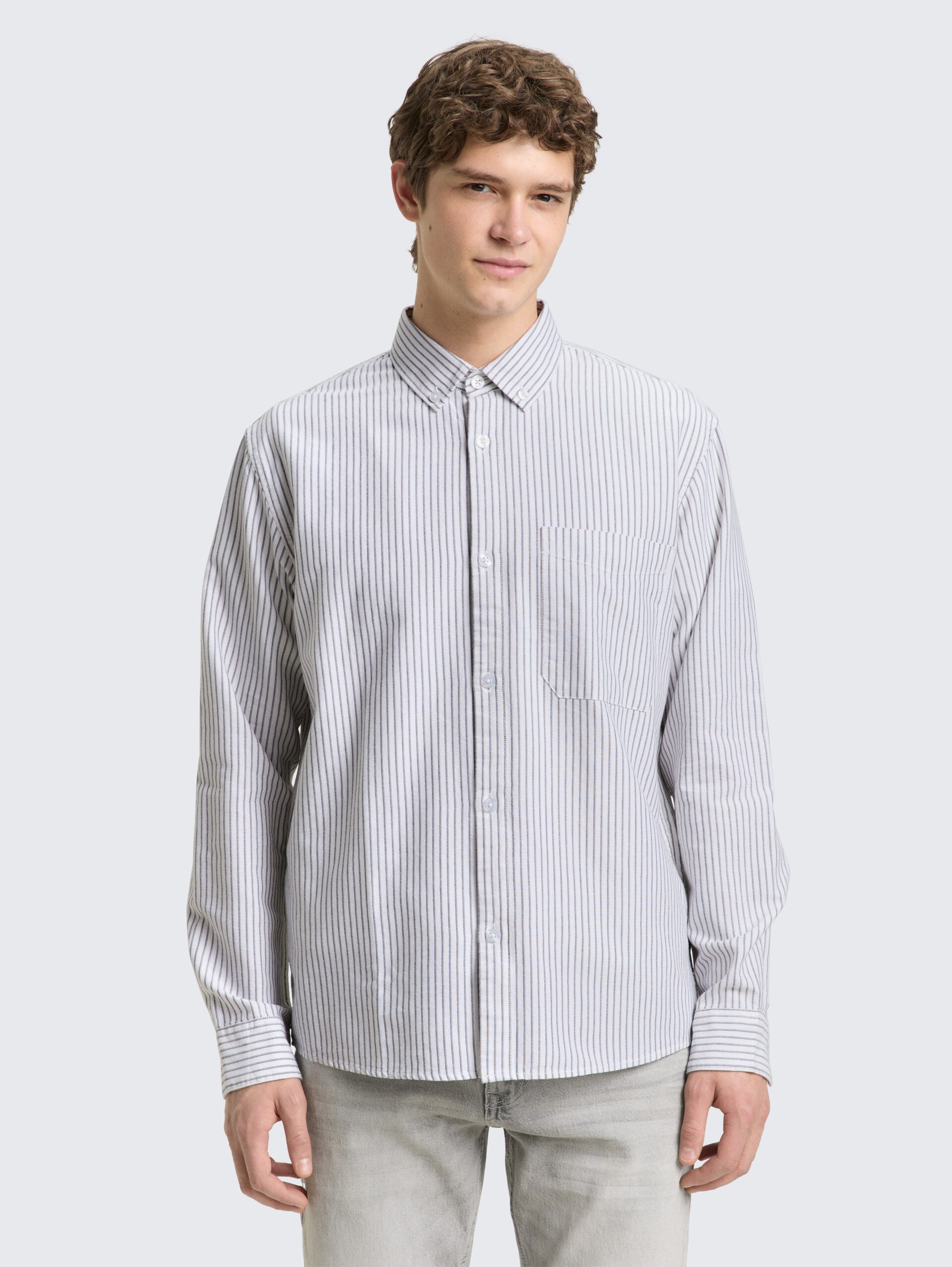 Relaxed Fit Hemd aus Baumwolle - white olive stripe - Ausschnitt Model-Vorderansicht