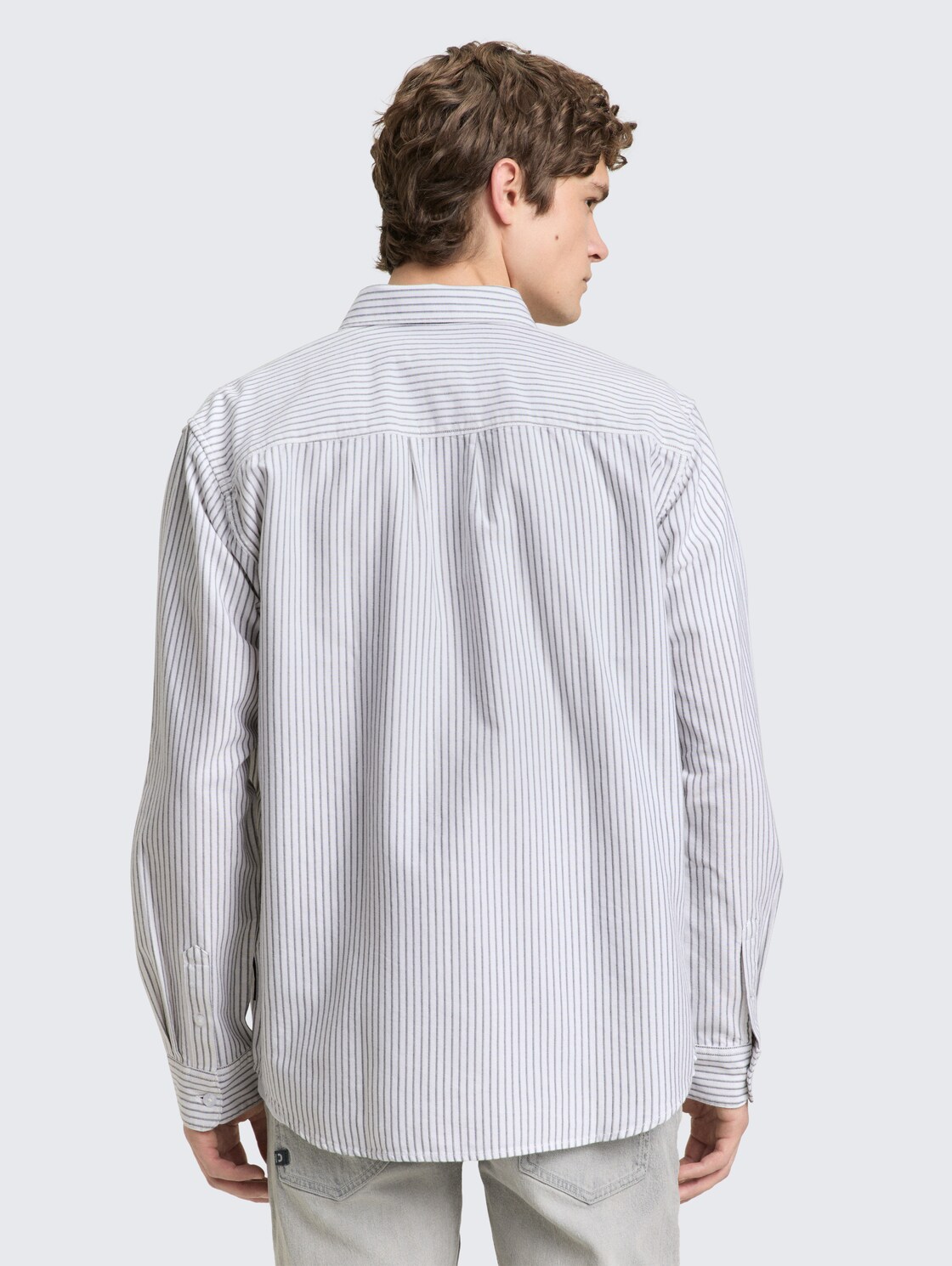 Relaxed Fit Hemd aus Baumwolle - white olive stripe - Auschnitt Model-Rückansicht