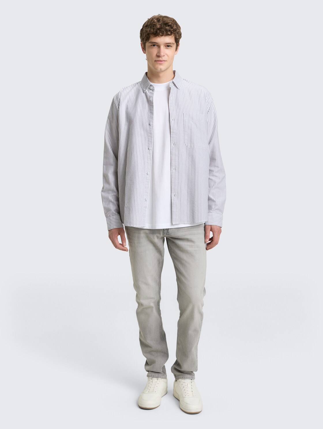 Relaxed Fit Hemd aus Baumwolle - white olive stripe - Model-Vorderansicht