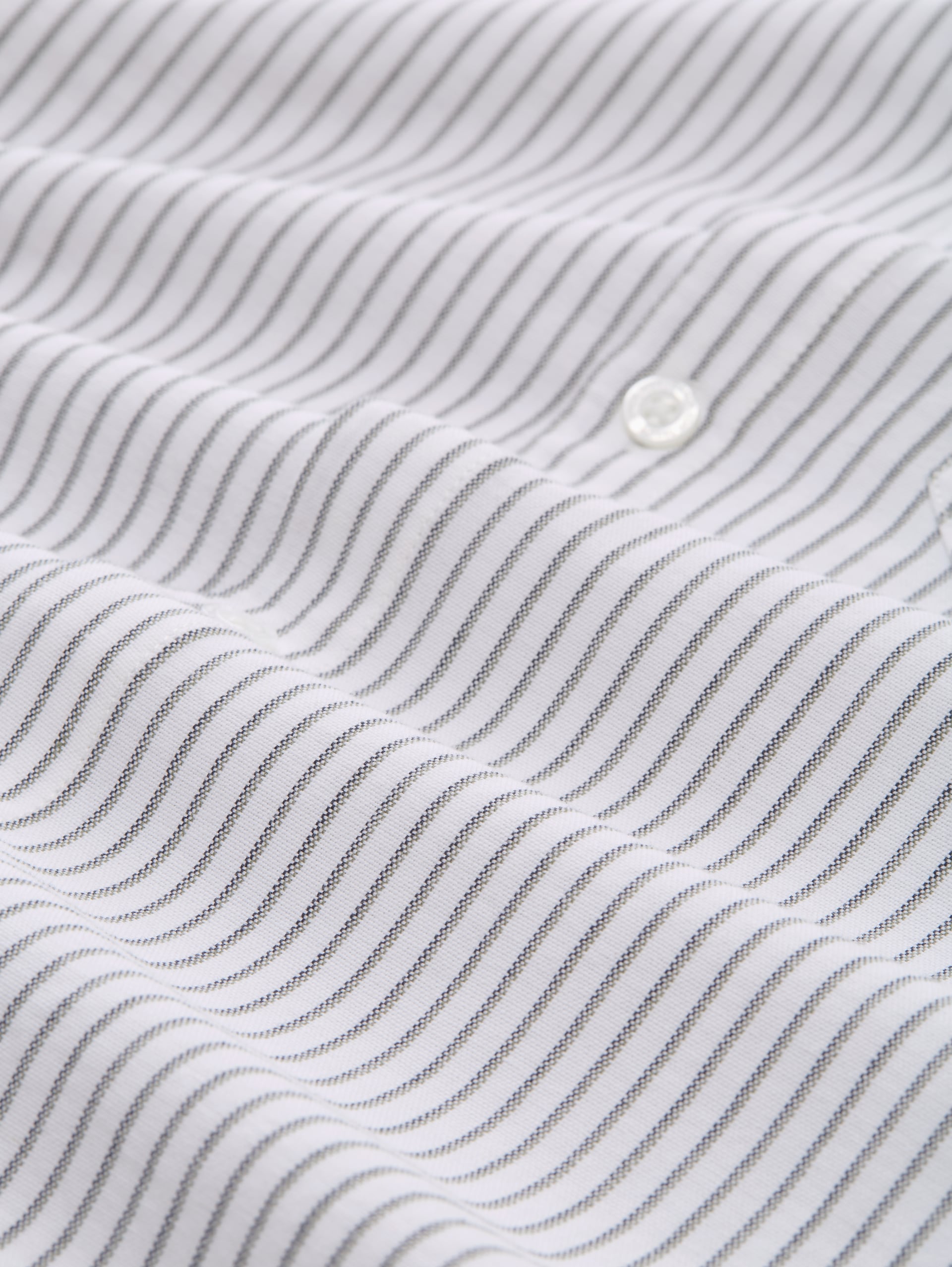 Relaxed Fit Hemd aus Baumwolle - white olive stripe - Material-Ansicht