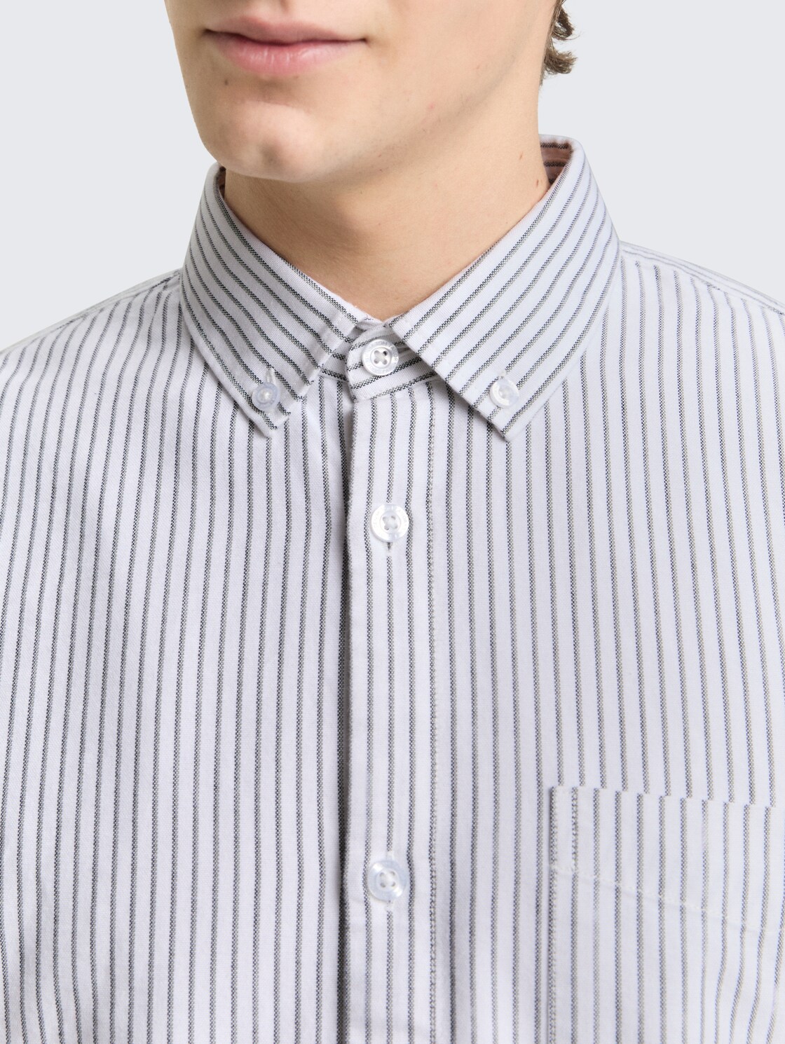 Relaxed Fit Hemd aus Baumwolle - white olive stripe - Detail-Model-Ansicht